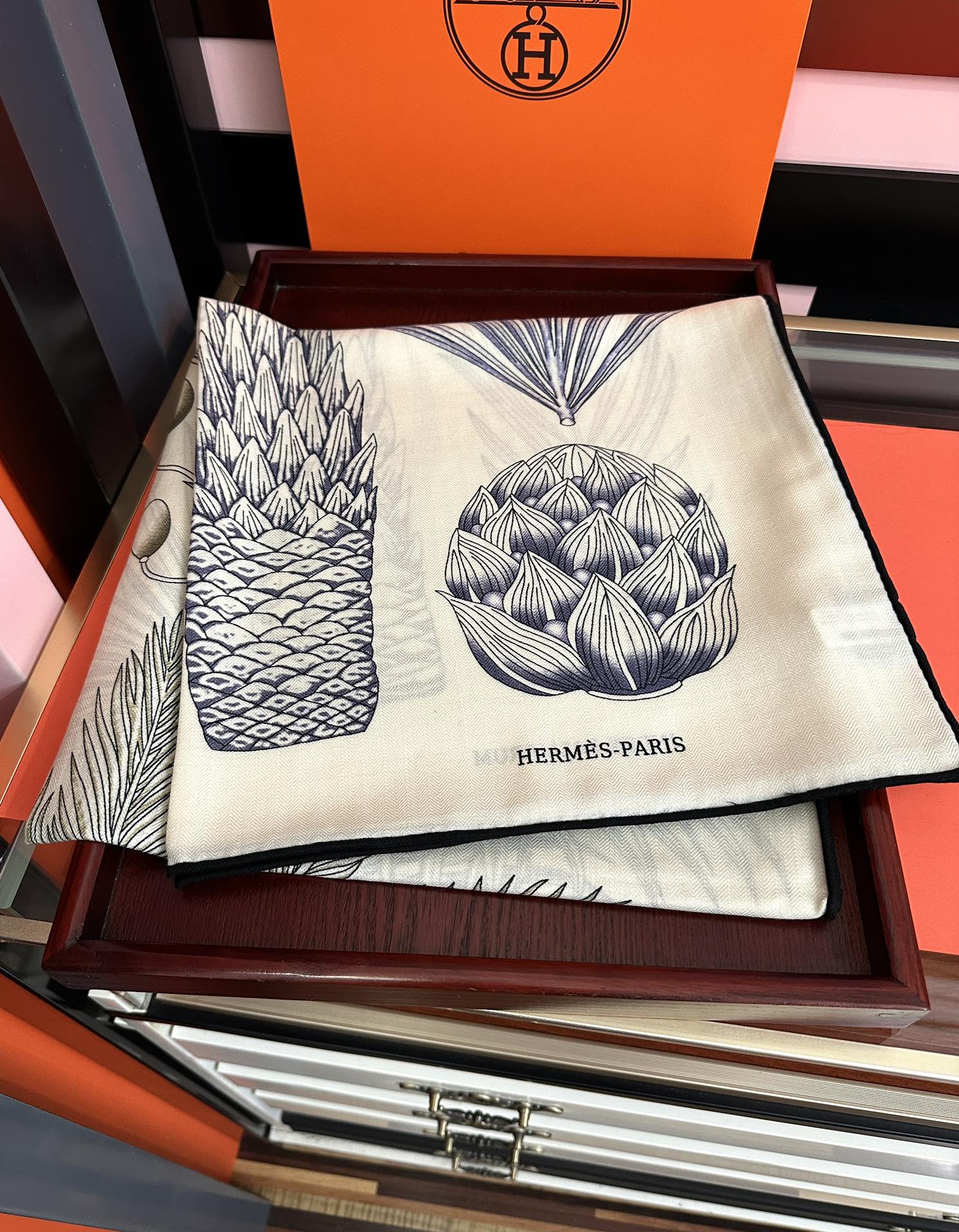 新款。2010爱马仕 ZG同步【菠萝🍍图案】[太阳]我就不推荐了回头分享一下部分复刻款的老款信息资料供大