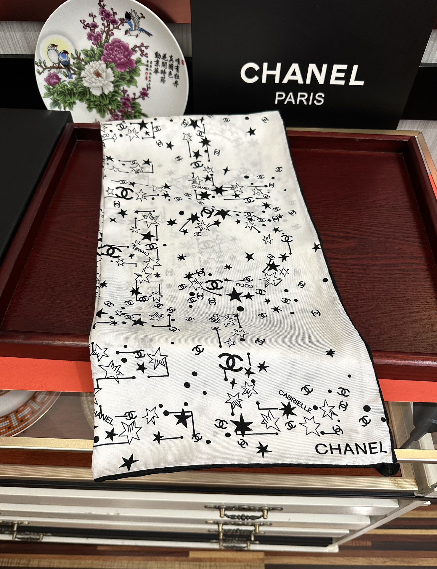 。 新款 香奈儿【涂鸦字母系列】👍香奶奶永远都是比较经典[發]一条印有字母Logo交织图案巧妙搭配[得意