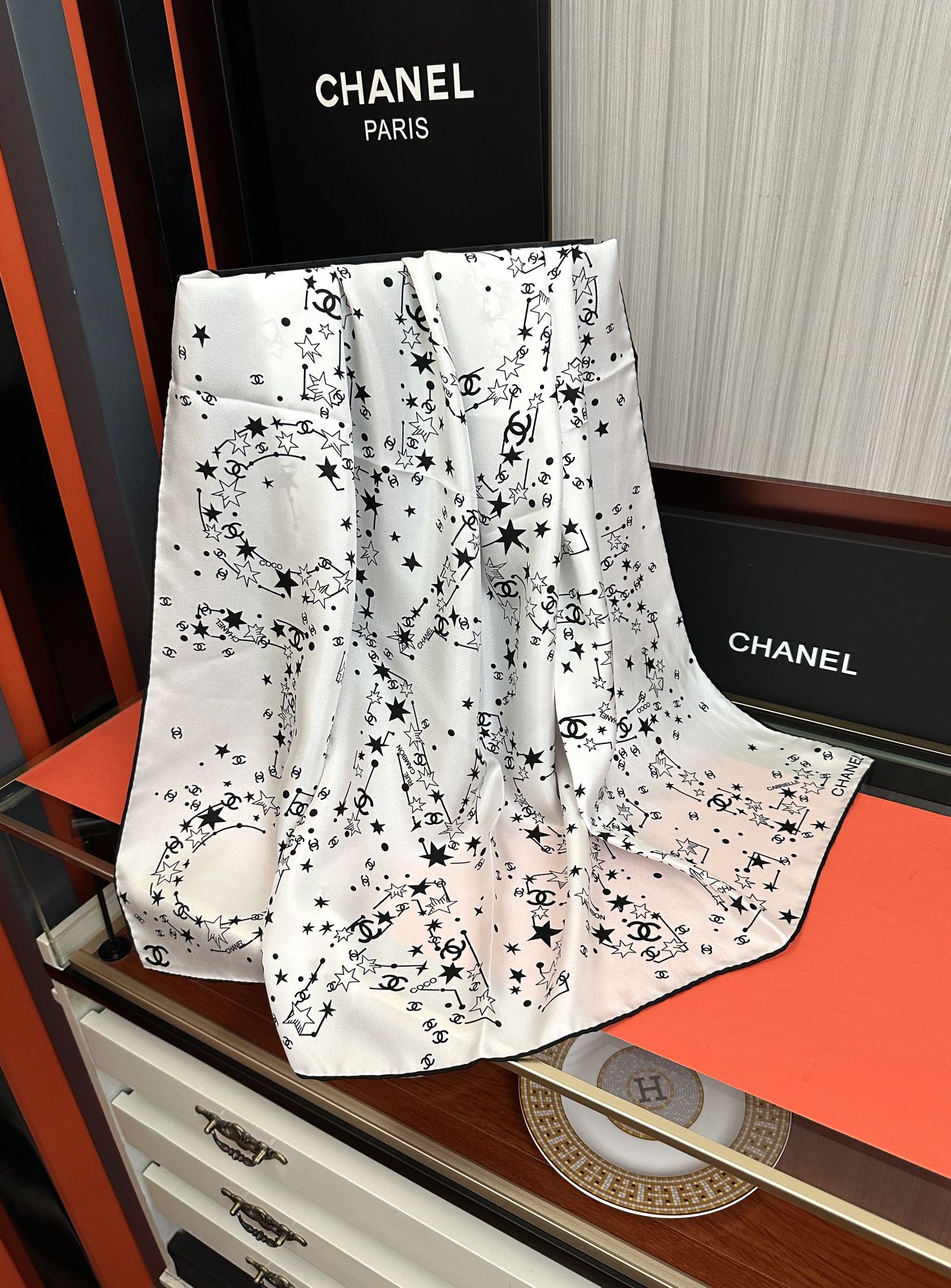 。 新款 香奈儿【涂鸦字母系列】👍香奶奶永远都是比较经典[發]一条印有字母Logo交织图案巧妙搭配[得意