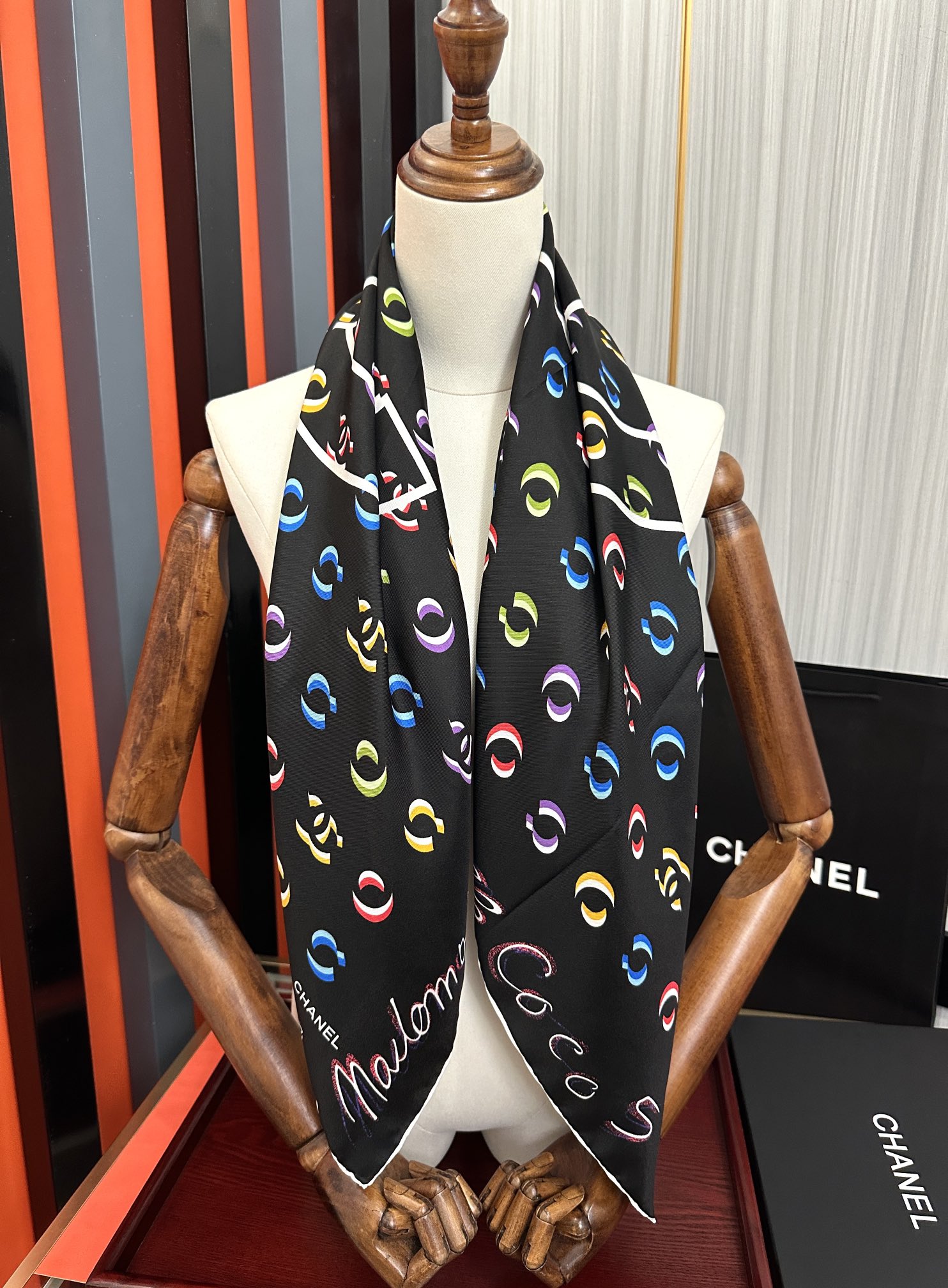 。 香奈儿 【Coco字母炫彩】官网同步[庆祝]工艺:提花+双面数码印花搭配精致的手工卷边工艺[得意]质