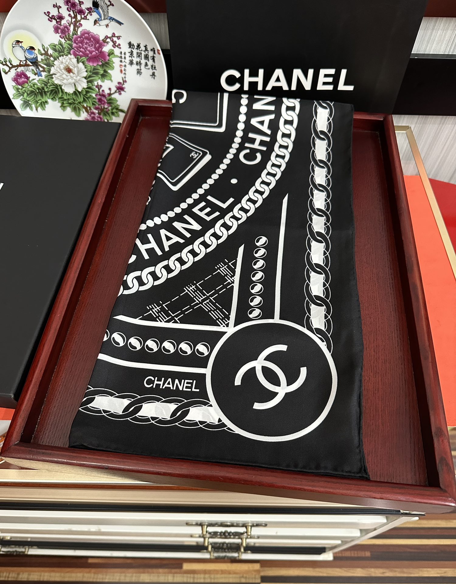 。高品质 香奈儿 【香水扑克牌系列】👍香奶奶永远都是比较经典[發]一条印有瓶子交织图案巧妙搭配[得意]简