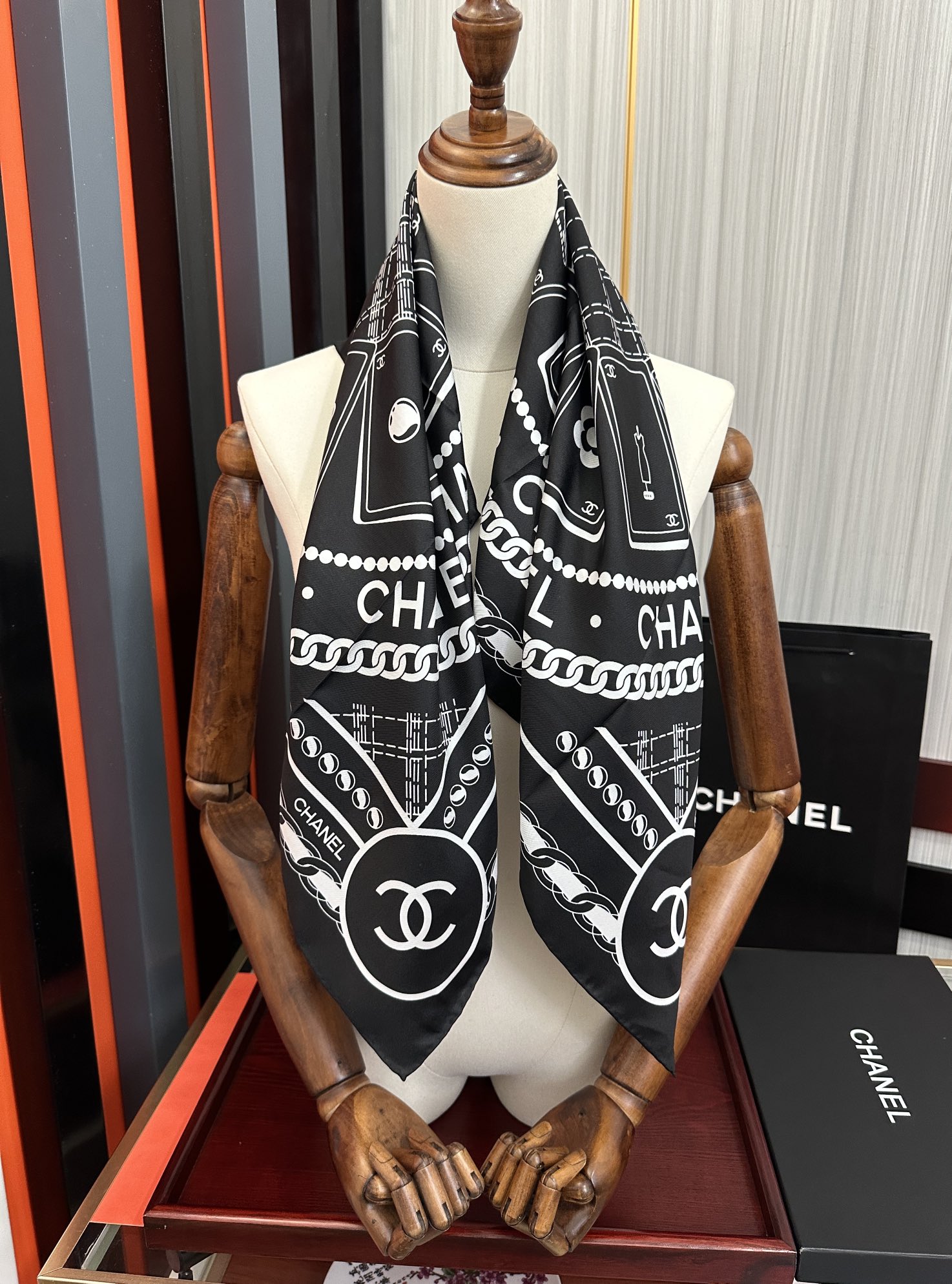 。高品质 香奈儿 【香水扑克牌系列】👍香奶奶永远都是比较经典[發]一条印有瓶子交织图案巧妙搭配[得意]简