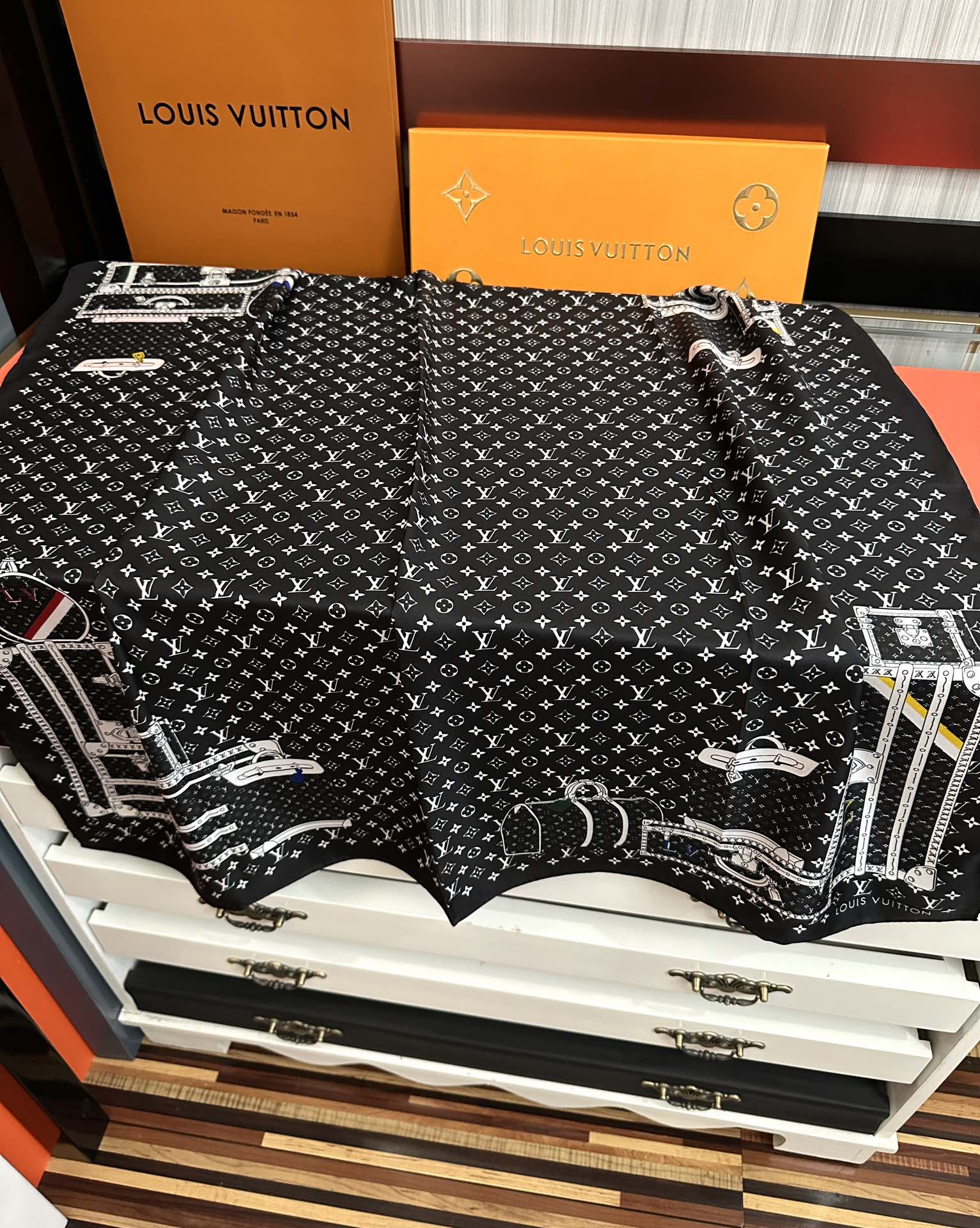 上新2025 最新款LV🌟【经典款式】真丝方巾，买了都说好👍下手一定要快【高端 大爱❤️女人尤物 】货极