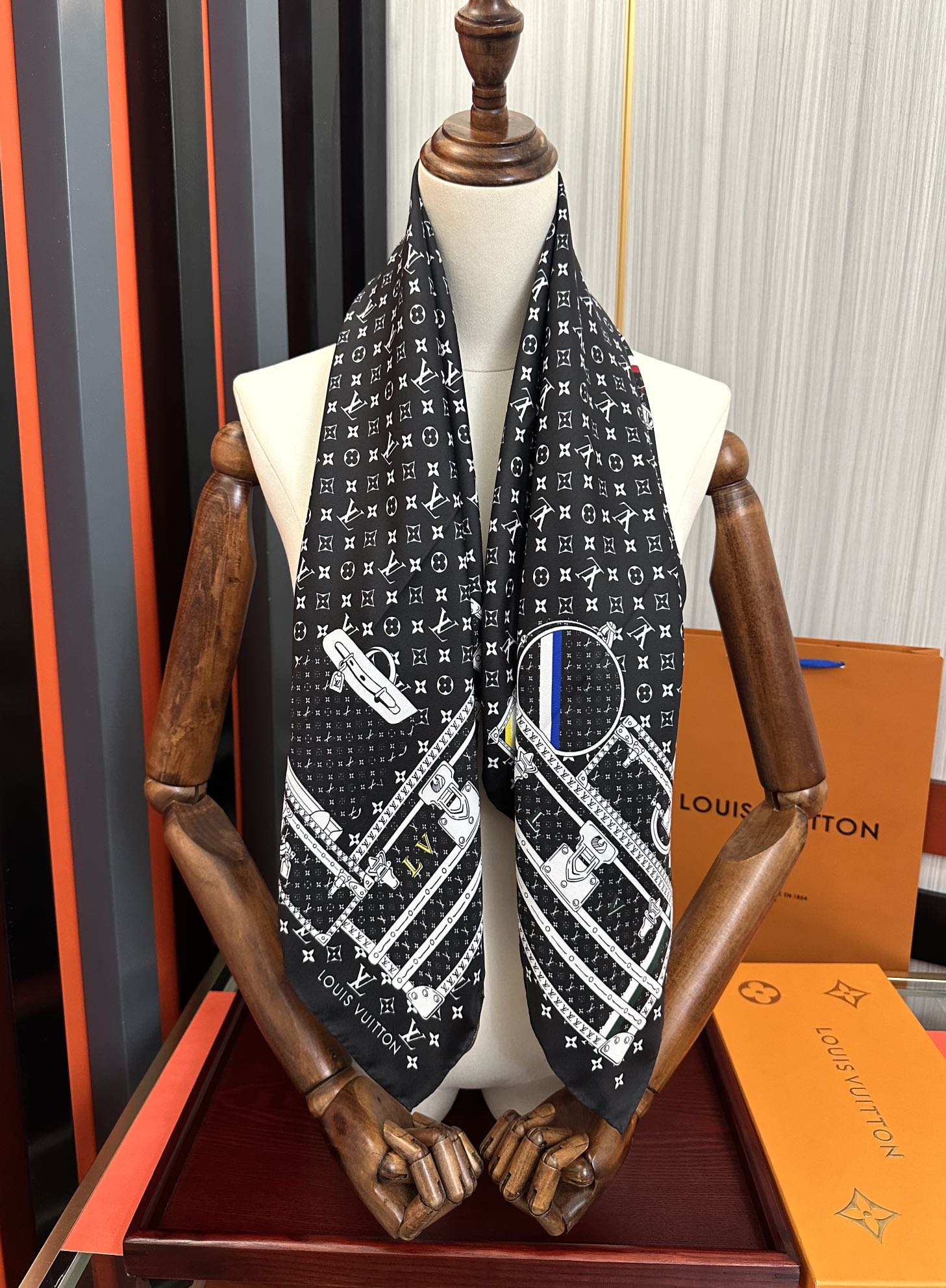 上新2025 最新款LV🌟【经典款式】真丝方巾，买了都说好👍下手一定要快【高端 大爱❤️女人尤物 】货极