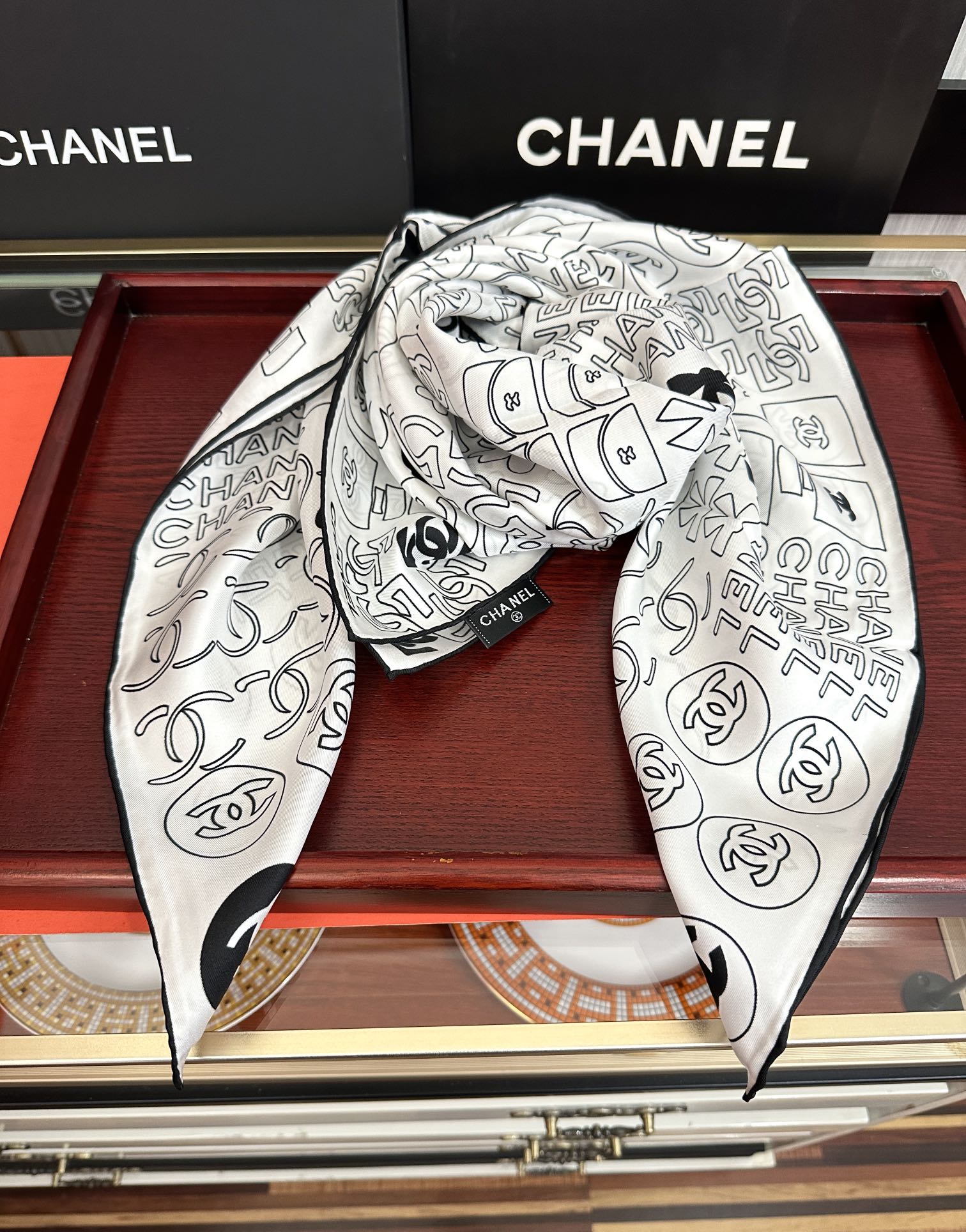 。高版本 香奈儿 【5号香水瓶】👍香奶奶永远都是比较经典[發]一条印有5号香水瓶跟四叶草交织图案巧妙搭配