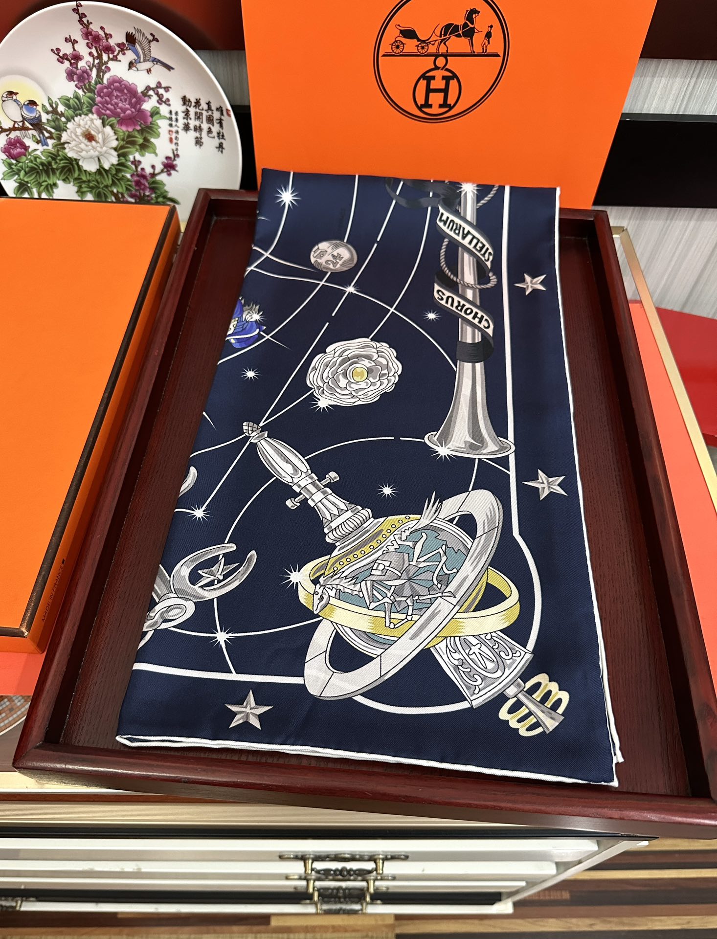 高版本。2010爱马仕【星辰合唱曲】90典藏方巾通过别致的经典色彩向原创设计致敬[太阳]作品未经重新诠释