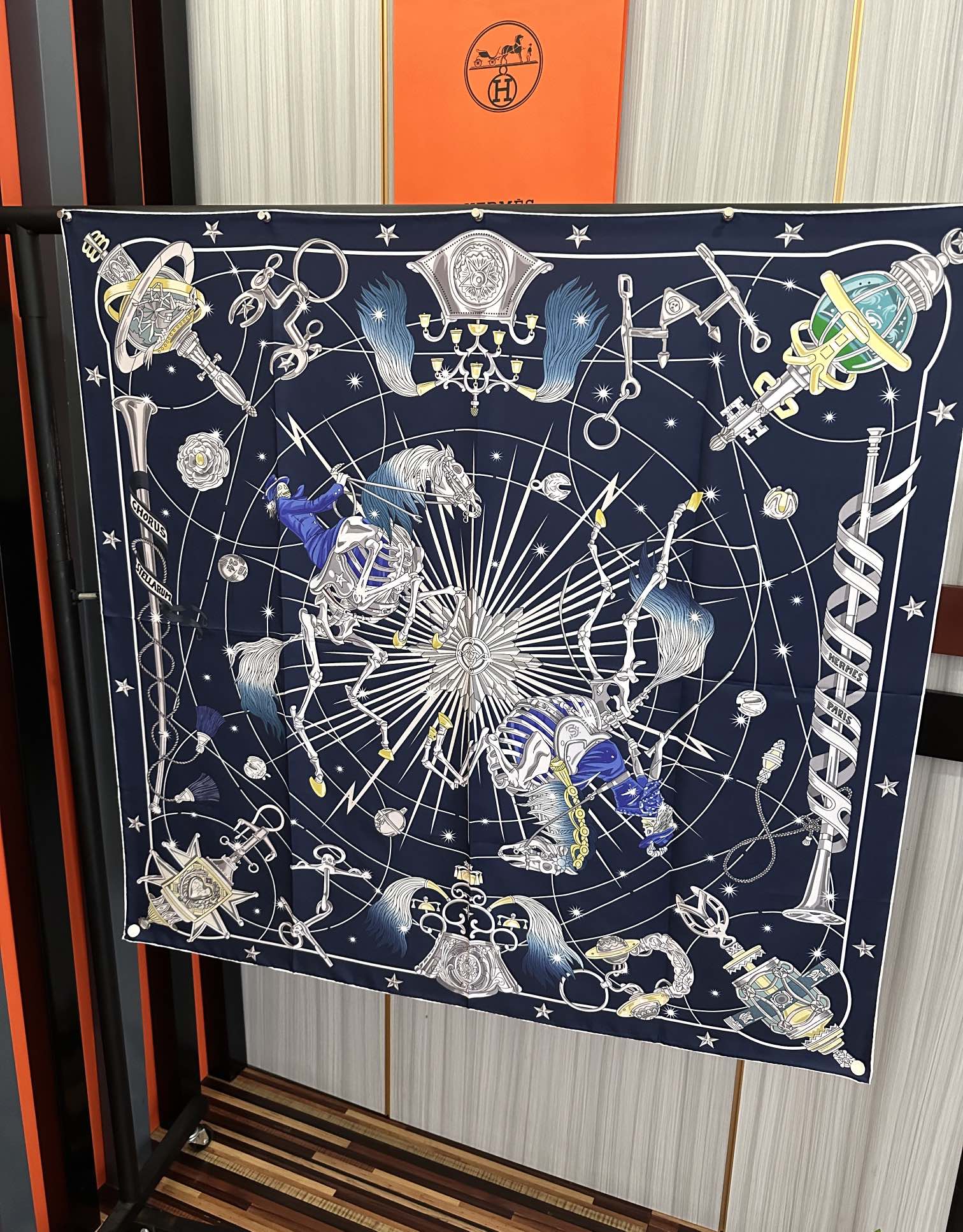 高版本。2010爱马仕【星辰合唱曲】90典藏方巾通过别致的经典色彩向原创设计致敬[太阳]作品未经重新诠释