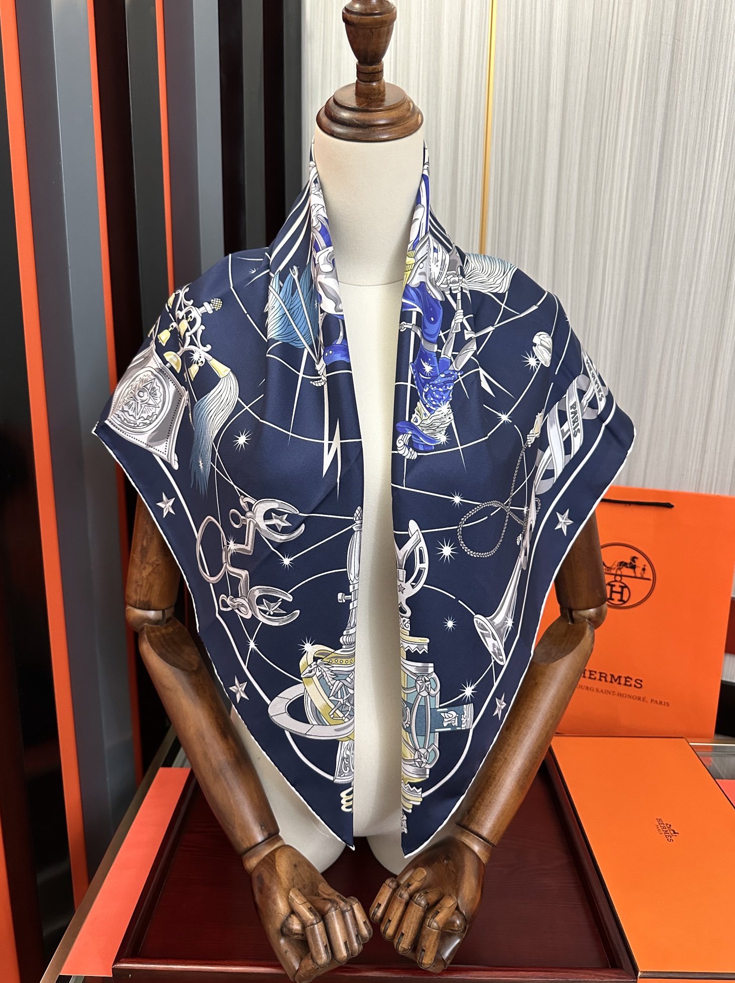 高版本。2010爱马仕【星辰合唱曲】90典藏方巾通过别致的经典色彩向原创设计致敬[太阳]作品未经重新诠释