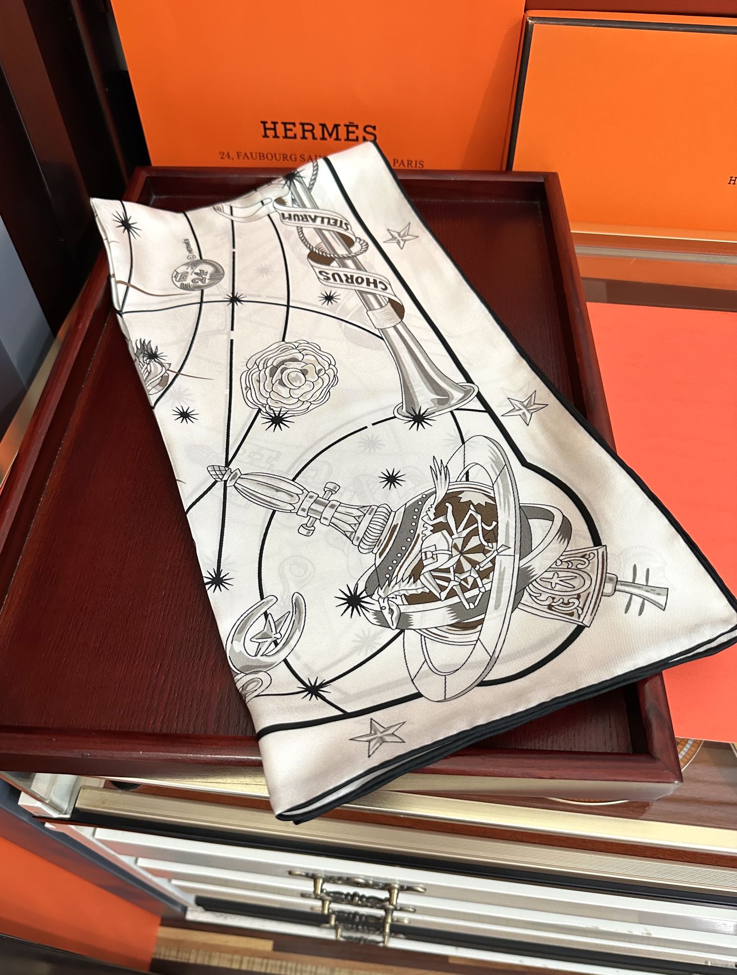 高版本。2010爱马仕【星辰合唱曲】90典藏方巾通过别致的经典色彩向原创设计致敬[太阳]作品未经重新诠释