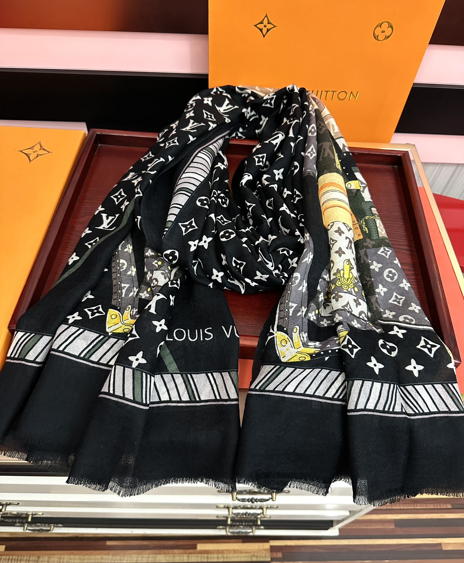 。上新L家2025新款最新款‼️顶级设计太美了，真心赞👍【L戒指绒长巾】😘💍实物真心美 🎀披肩配以印花💓