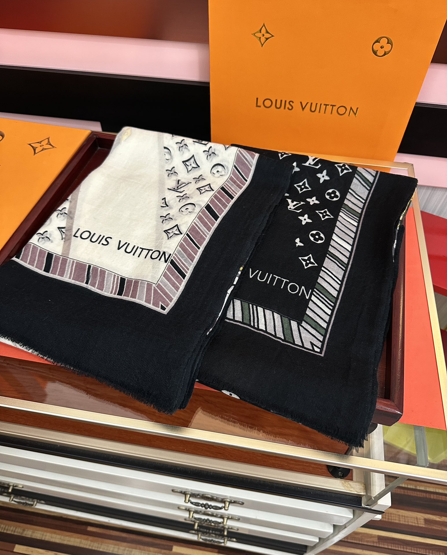 。上新L家2025新款最新款‼️顶级设计太美了，真心赞👍【L戒指绒长巾】😘💍实物真心美 🎀披肩配以印花💓