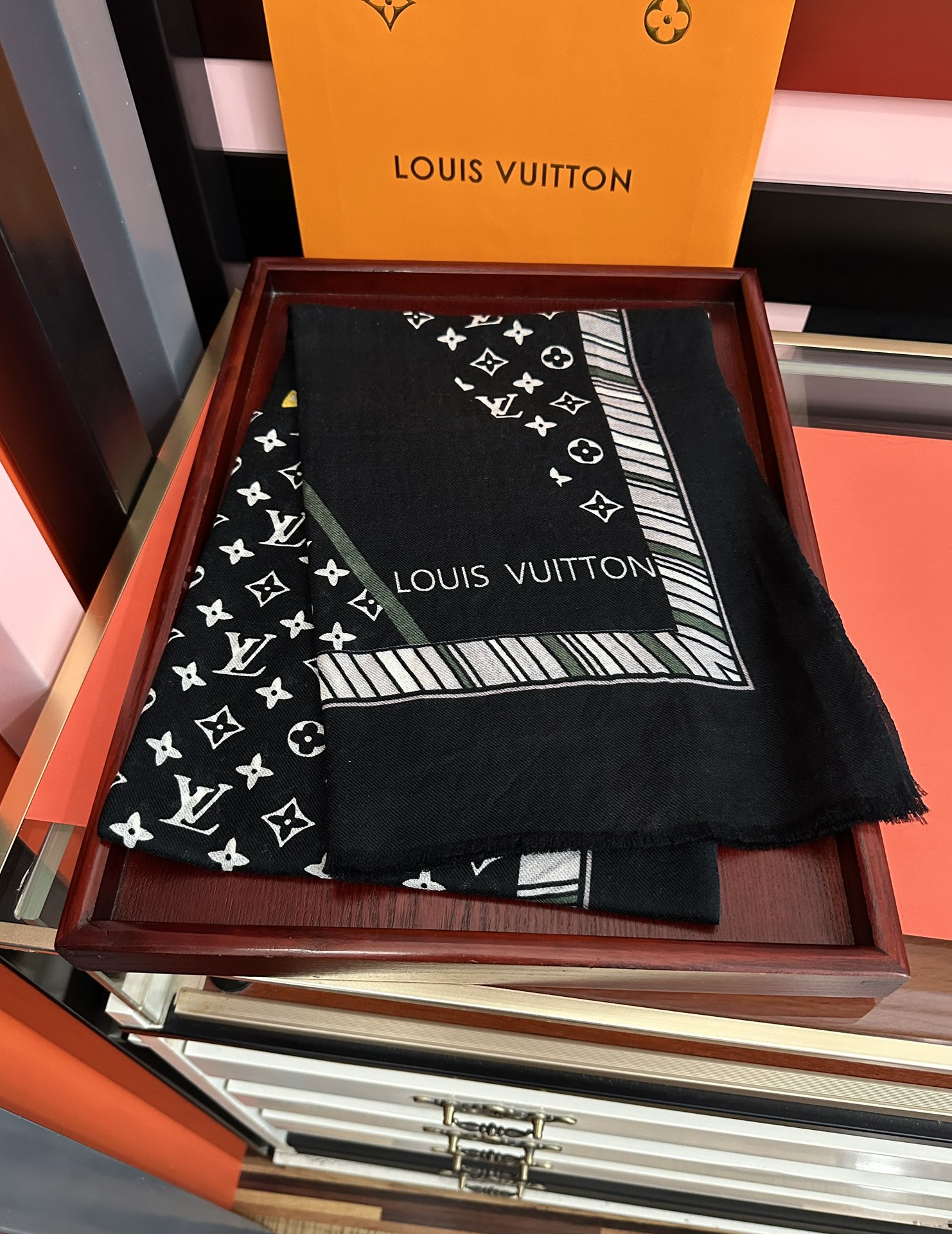 。上新L家2025新款最新款‼️顶级设计太美了，真心赞👍【L戒指绒长巾】😘💍实物真心美 🎀披肩配以印花💓