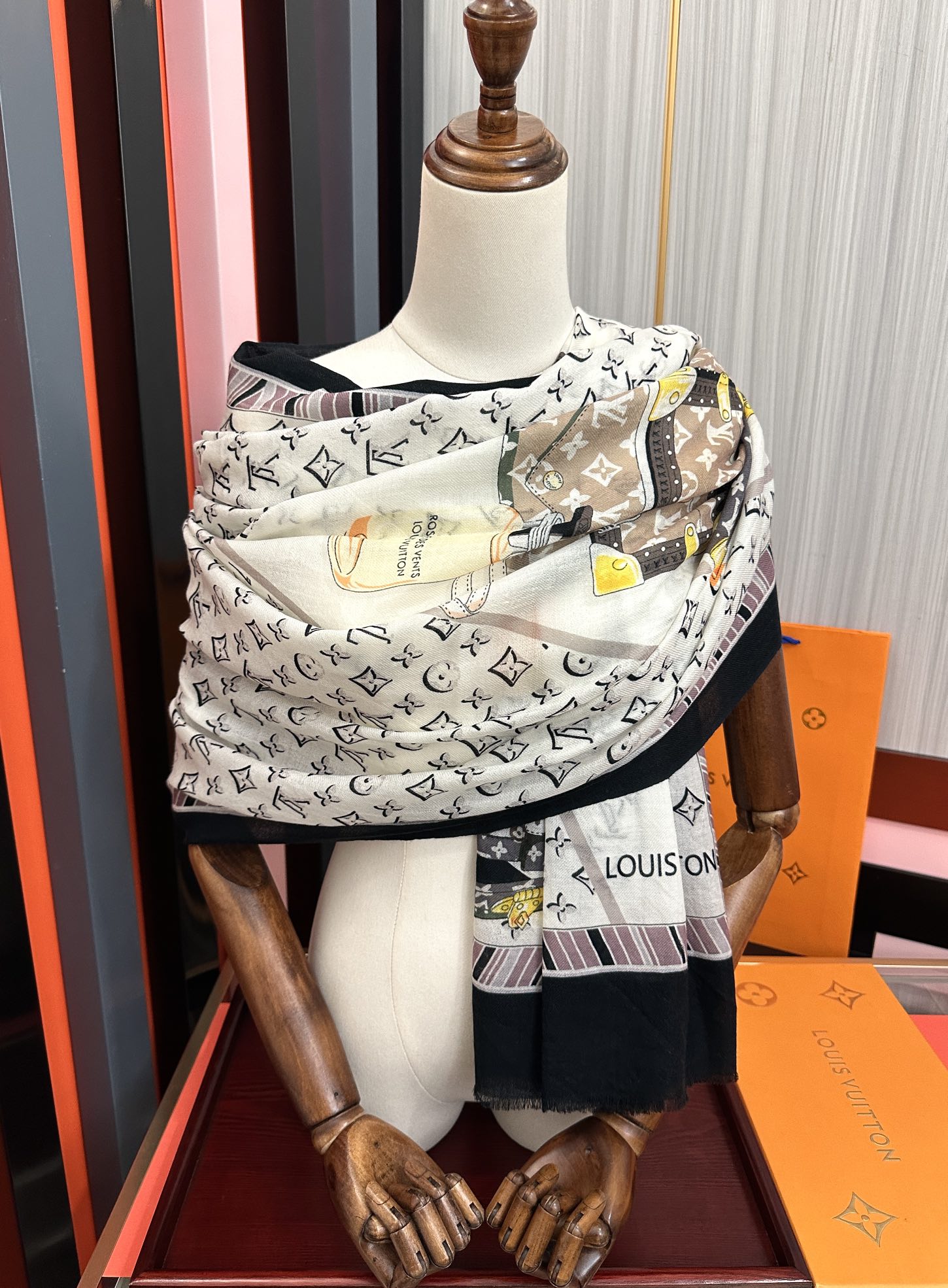 。上新L家2025新款最新款‼️顶级设计太美了，真心赞👍【L戒指绒长巾】😘💍实物真心美 🎀披肩配以印花💓