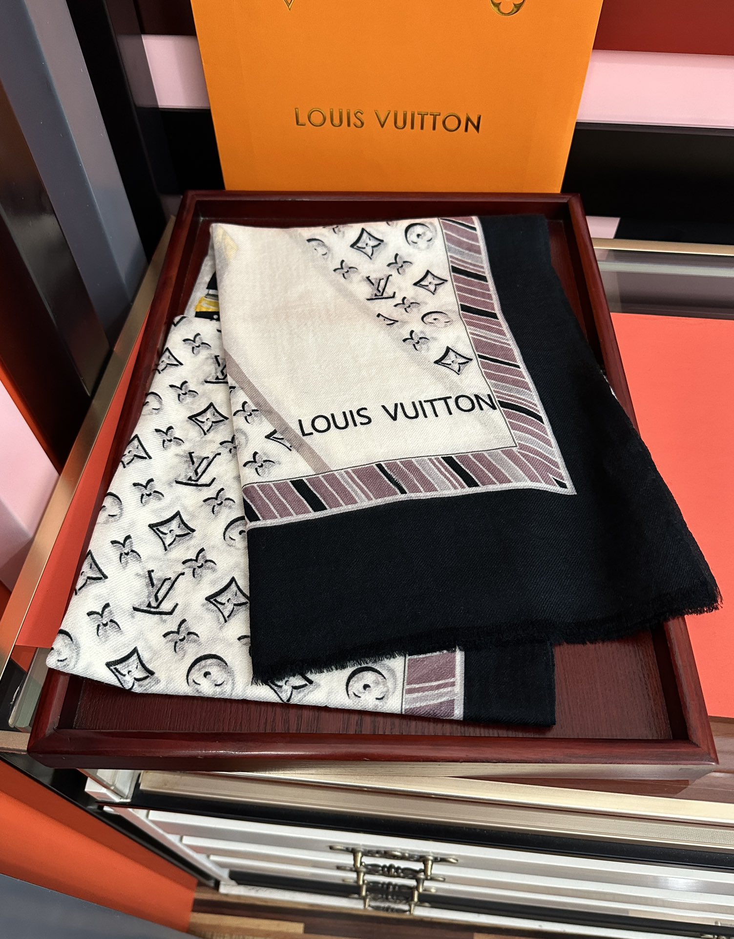 。上新L家2025新款最新款‼️顶级设计太美了，真心赞👍【L戒指绒长巾】😘💍实物真心美 🎀披肩配以印花💓