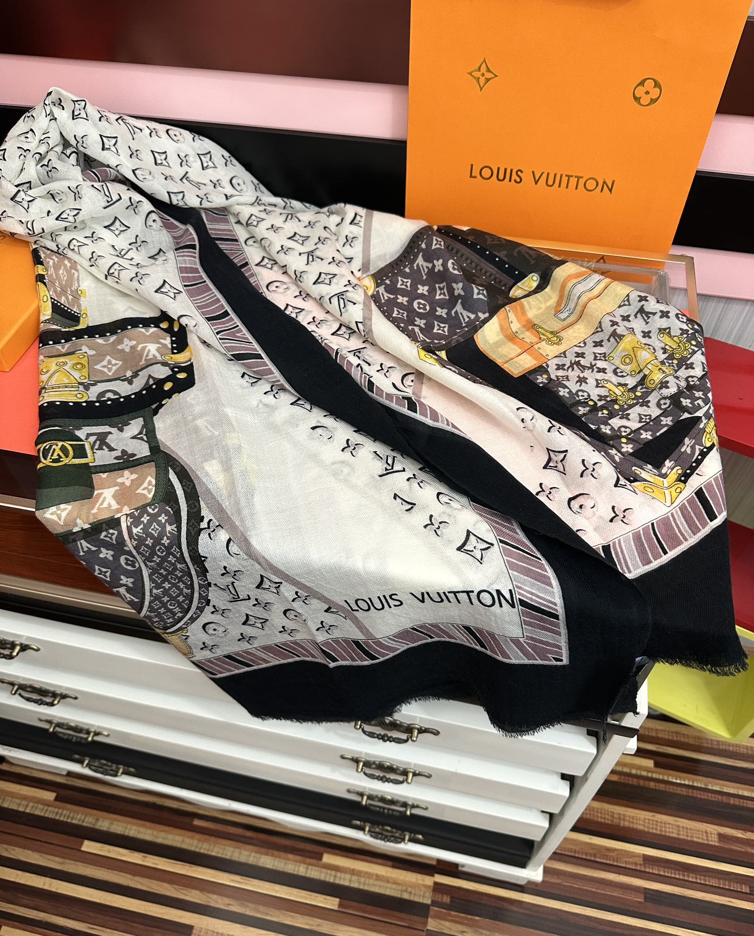 。上新L家2025新款最新款‼️顶级设计太美了，真心赞👍【L戒指绒长巾】😘💍实物真心美 🎀披肩配以印花💓