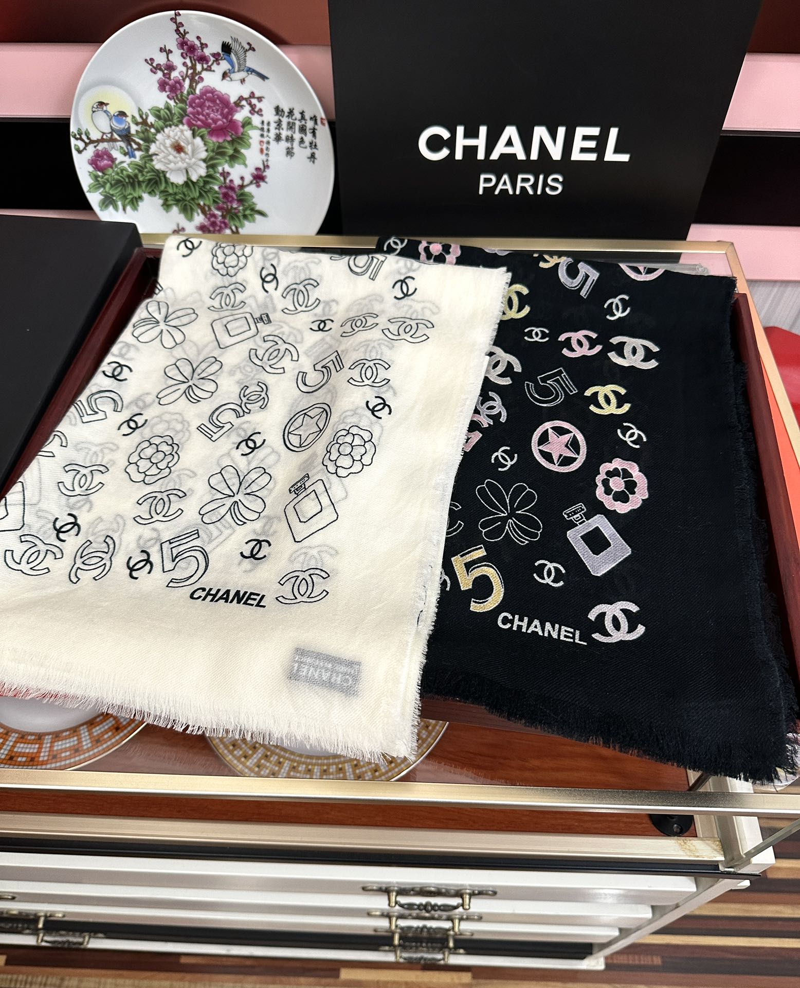 。爆款小香太美了[嘴唇]2025最新款【5号香水瓶】必备款 顶级设计太美了，真心赞👍😘💍实物真心美 🎀披