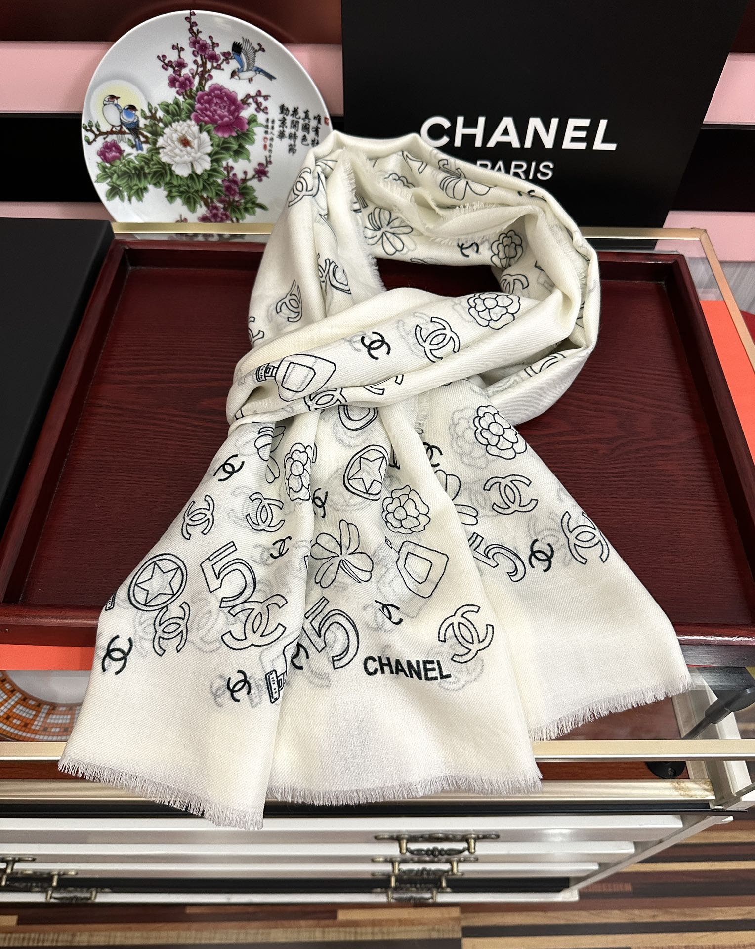 。爆款小香太美了[嘴唇]2025最新款【5号香水瓶】必备款 顶级设计太美了，真心赞👍😘💍实物真心美 🎀披