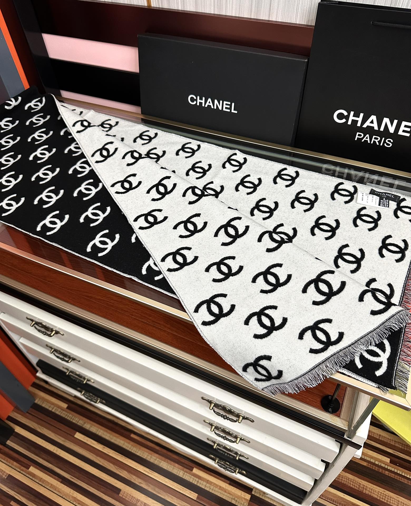 高品质 好质量。香奈儿 新黑色系色调真的无敌经典了[庆祝]不是俗气的漂白[得意]就本色调，带点米的高级配