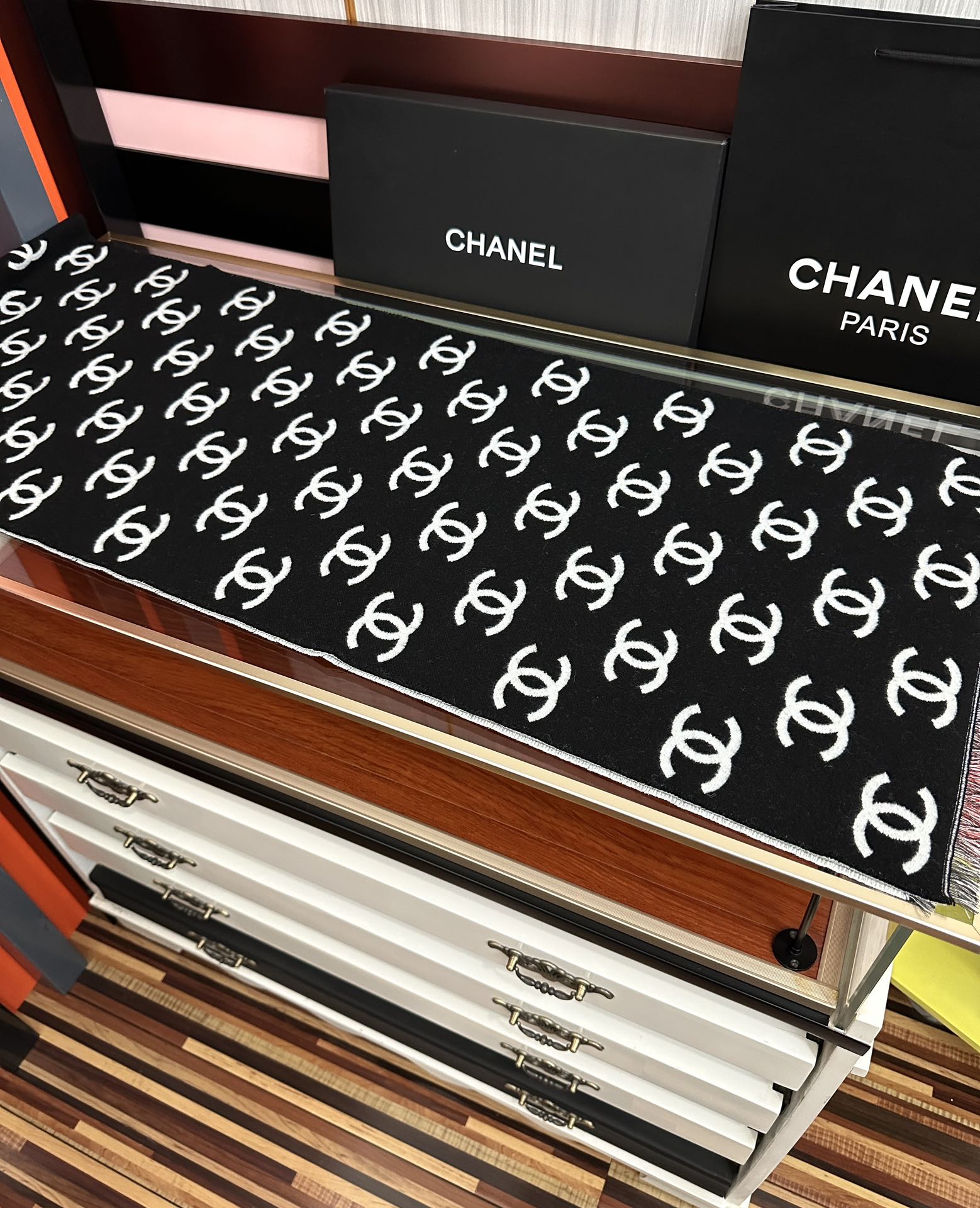 高品质 好质量。香奈儿 新黑色系色调真的无敌经典了[庆祝]不是俗气的漂白[得意]就本色调，带点米的高级配