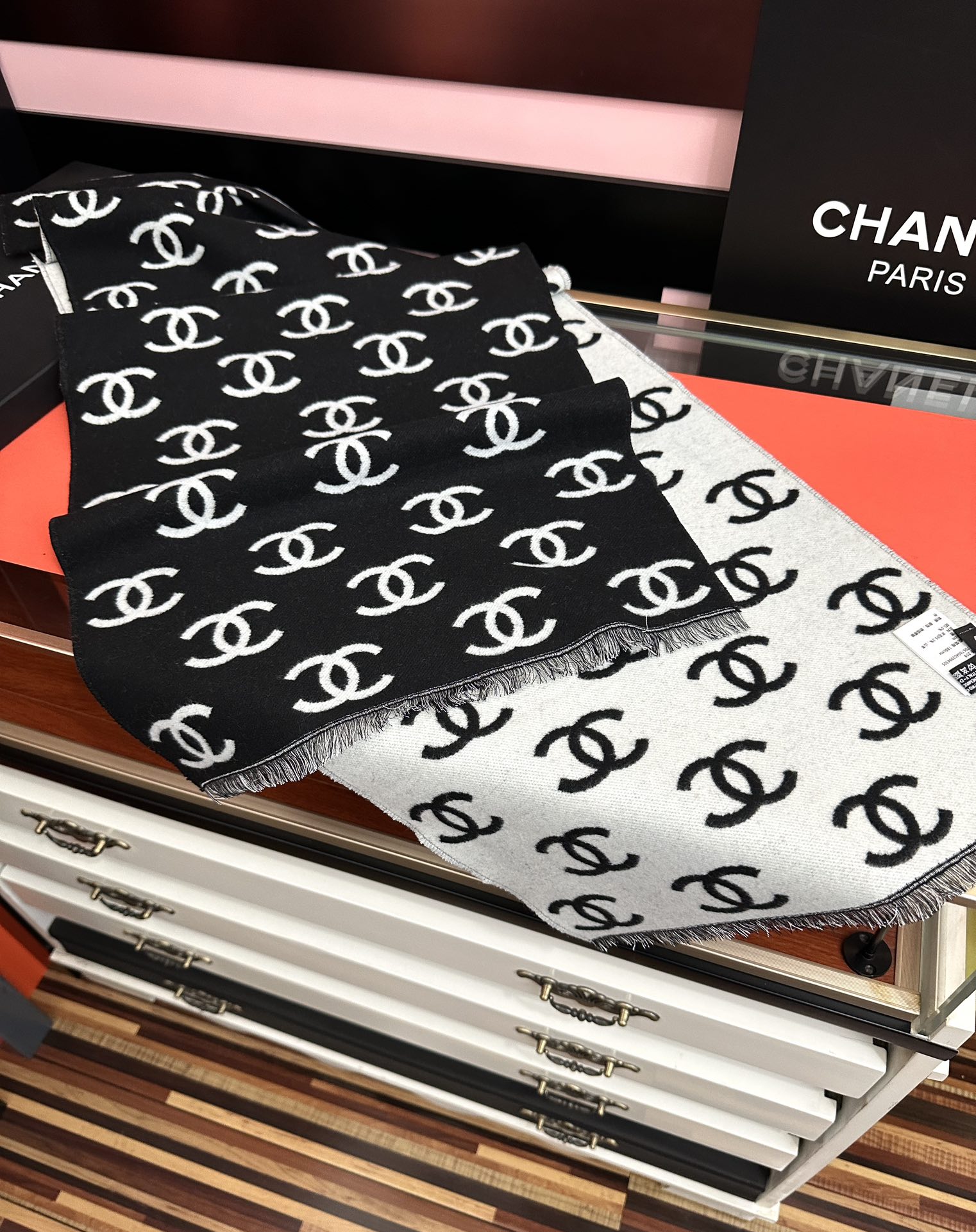 高品质 好质量。香奈儿 新黑色系色调真的无敌经典了[庆祝]不是俗气的漂白[得意]就本色调，带点米的高级配