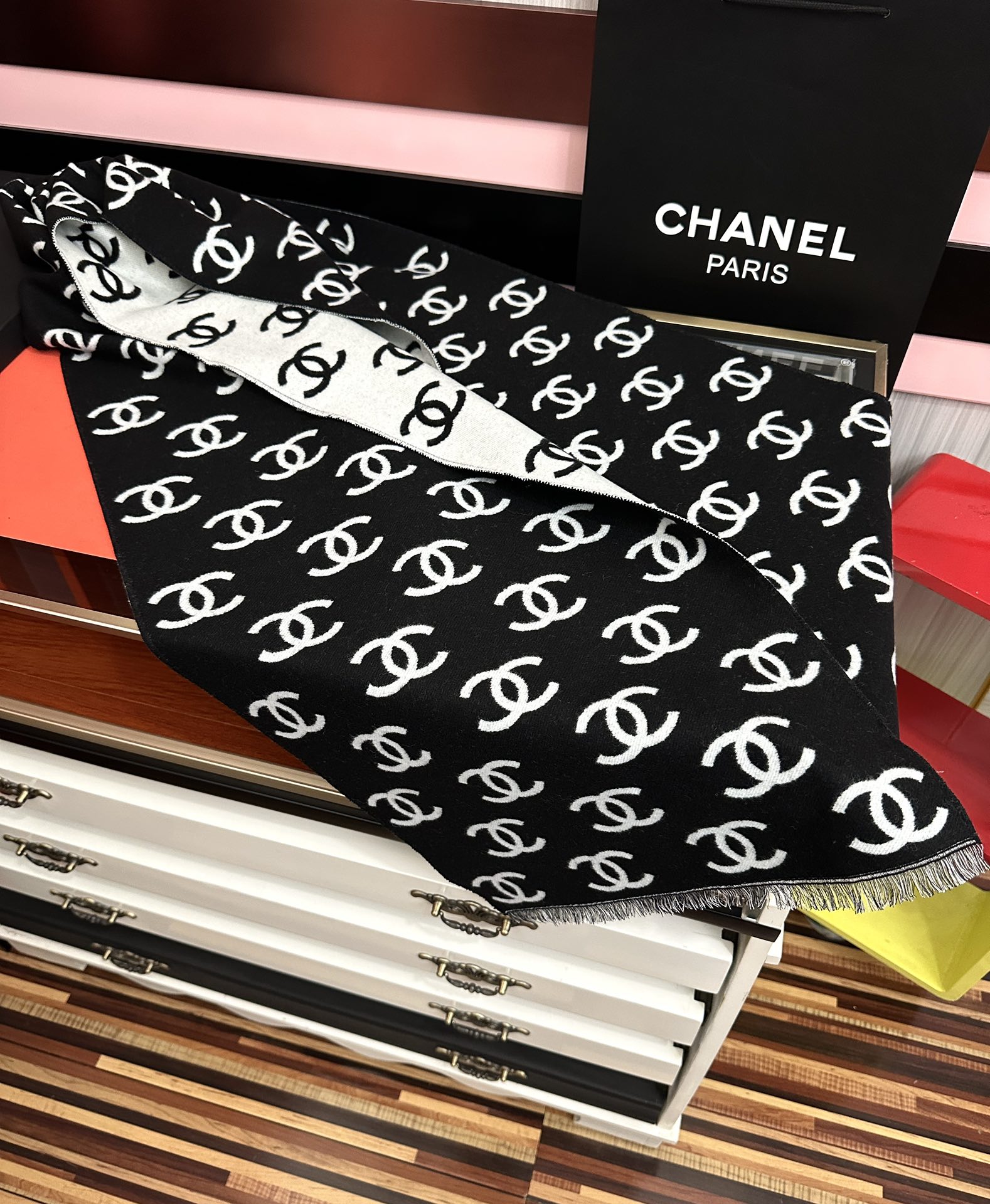 高品质 好质量。香奈儿 新黑色系色调真的无敌经典了[庆祝]不是俗气的漂白[得意]就本色调，带点米的高级配