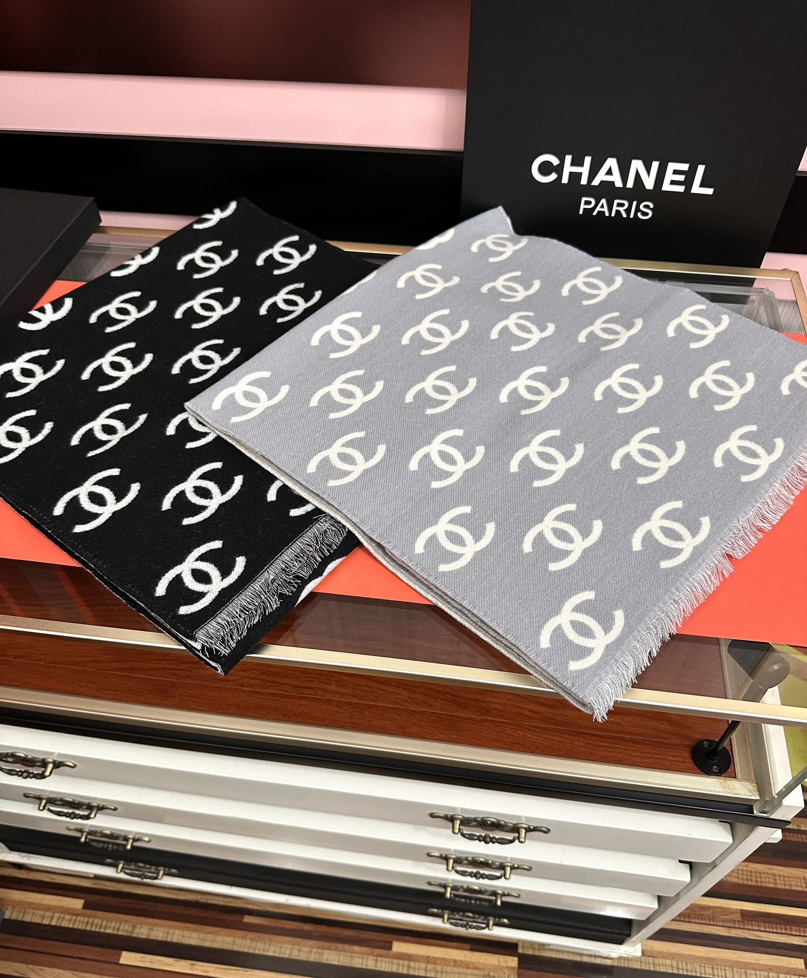 高品质 好质量。香奈儿 新黑色系色调真的无敌经典了[庆祝]不是俗气的漂白[得意]就本色调，带点米的高级配