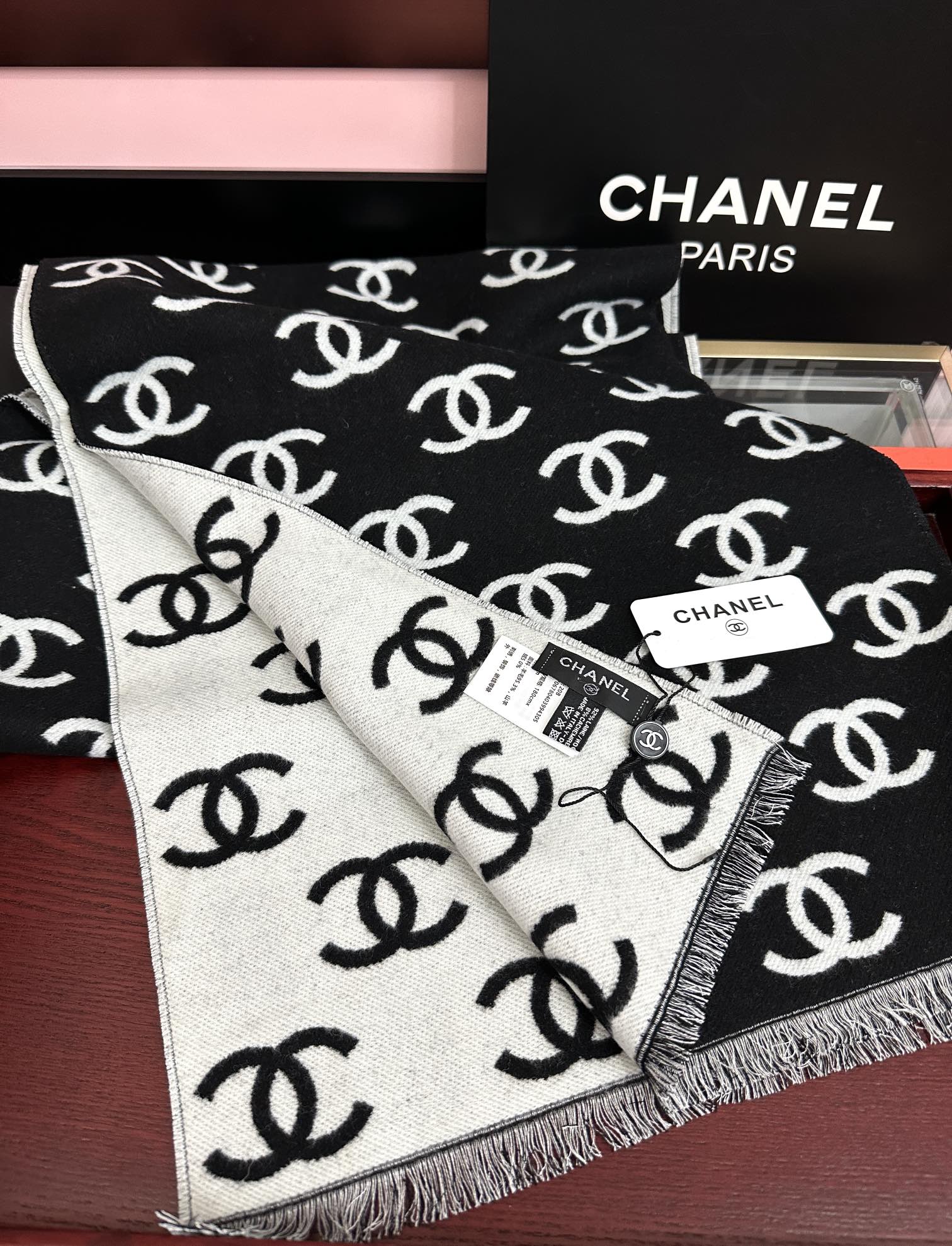 高品质 好质量。香奈儿 新黑色系色调真的无敌经典了[庆祝]不是俗气的漂白[得意]就本色调，带点米的高级配