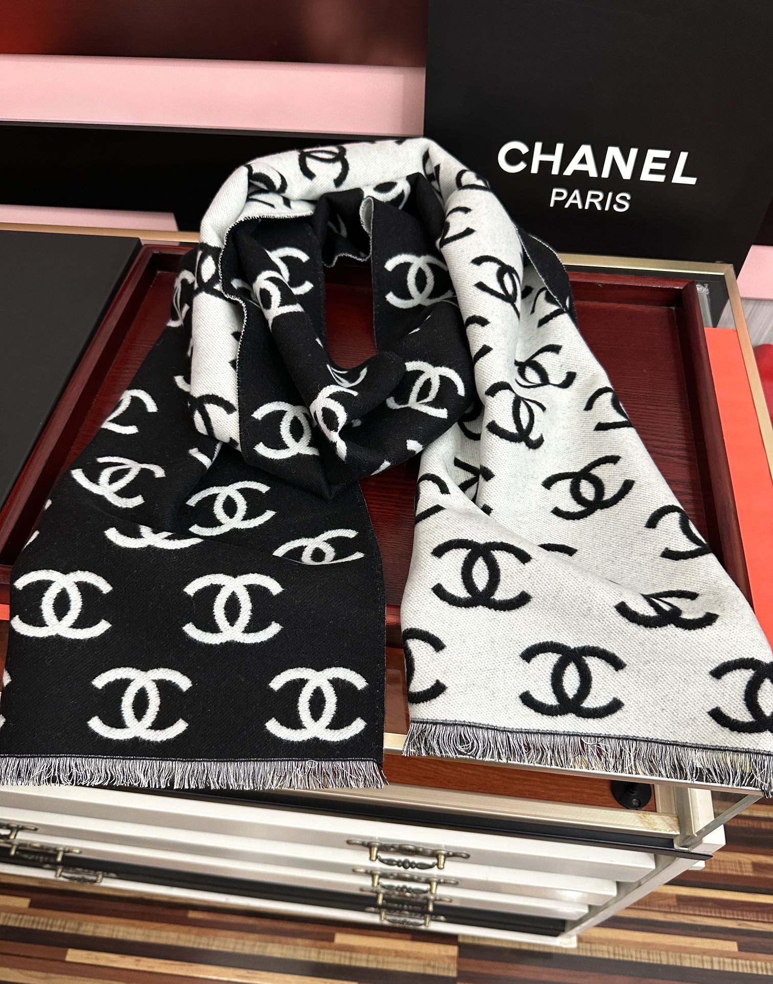 高品质 好质量。香奈儿 新黑色系色调真的无敌经典了[庆祝]不是俗气的漂白[得意]就本色调，带点米的高级配