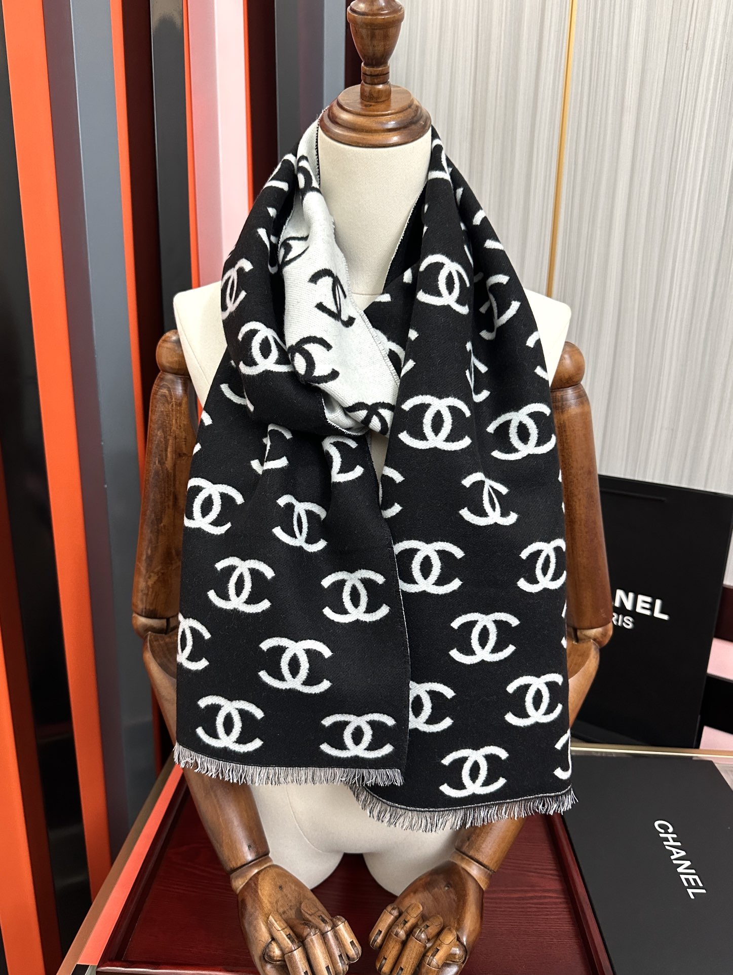 高品质 好质量。香奈儿 新黑色系色调真的无敌经典了[庆祝]不是俗气的漂白[得意]就本色调，带点米的高级配