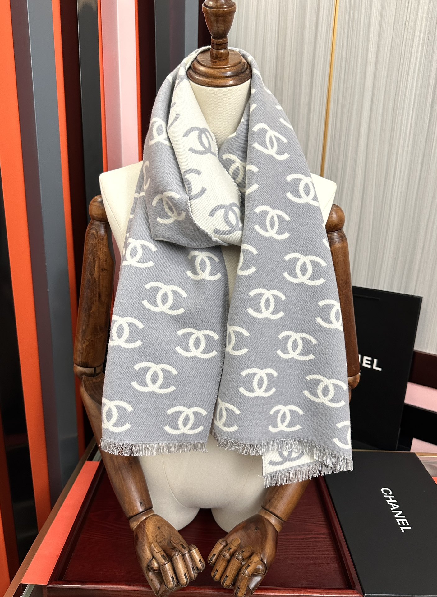 高品质 好质量。香奈儿 新黑色系色调真的无敌经典了[庆祝]不是俗气的漂白[得意]就本色调，带点米的高级配