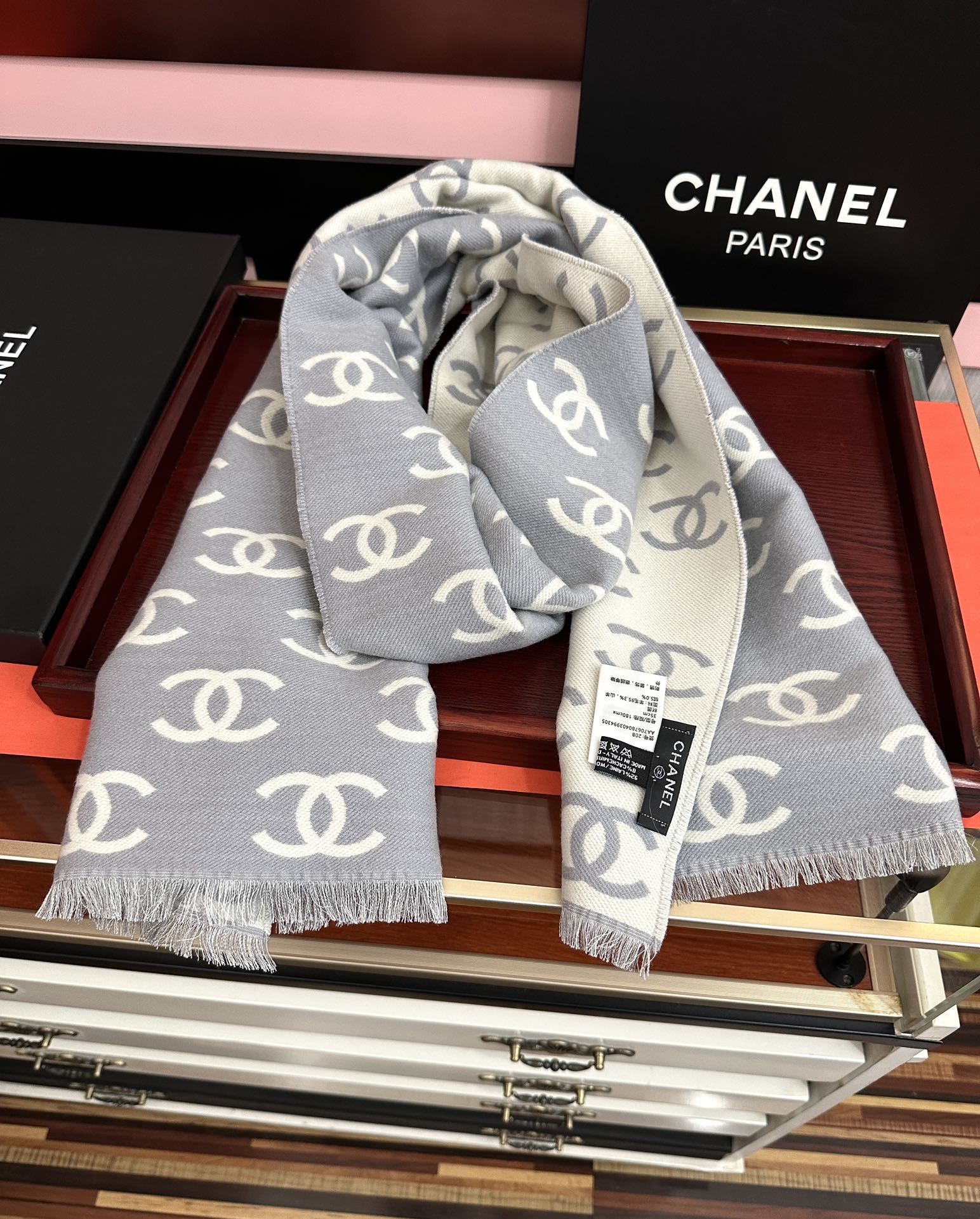 高品质 好质量。香奈儿 新黑色系色调真的无敌经典了[庆祝]不是俗气的漂白[得意]就本色调，带点米的高级配