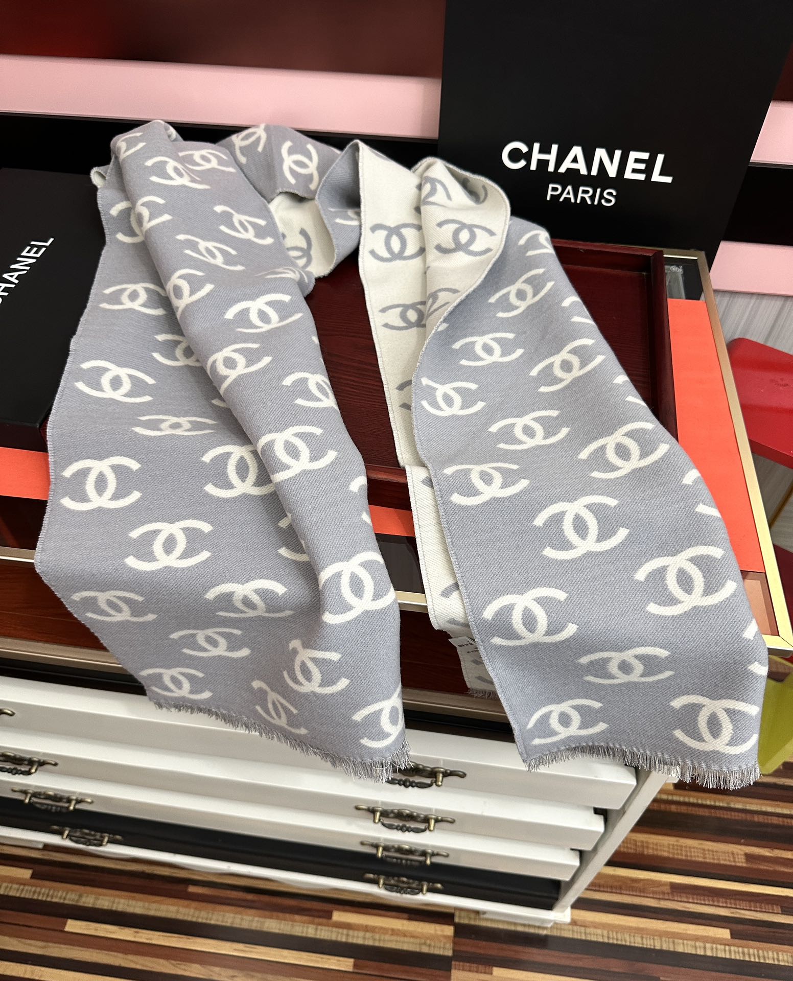 高品质 好质量。香奈儿 新黑色系色调真的无敌经典了[庆祝]不是俗气的漂白[得意]就本色调，带点米的高级配