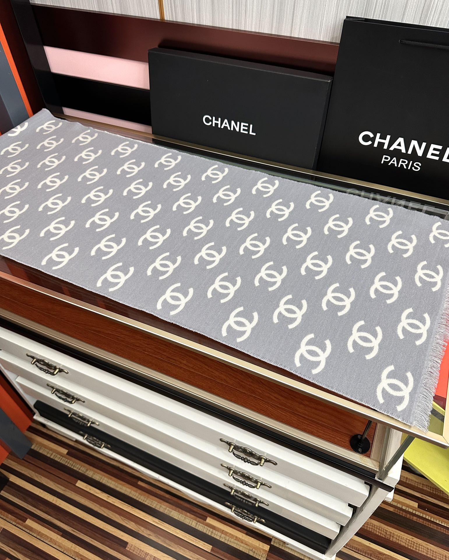 高品质 好质量。香奈儿 新黑色系色调真的无敌经典了[庆祝]不是俗气的漂白[得意]就本色调，带点米的高级配