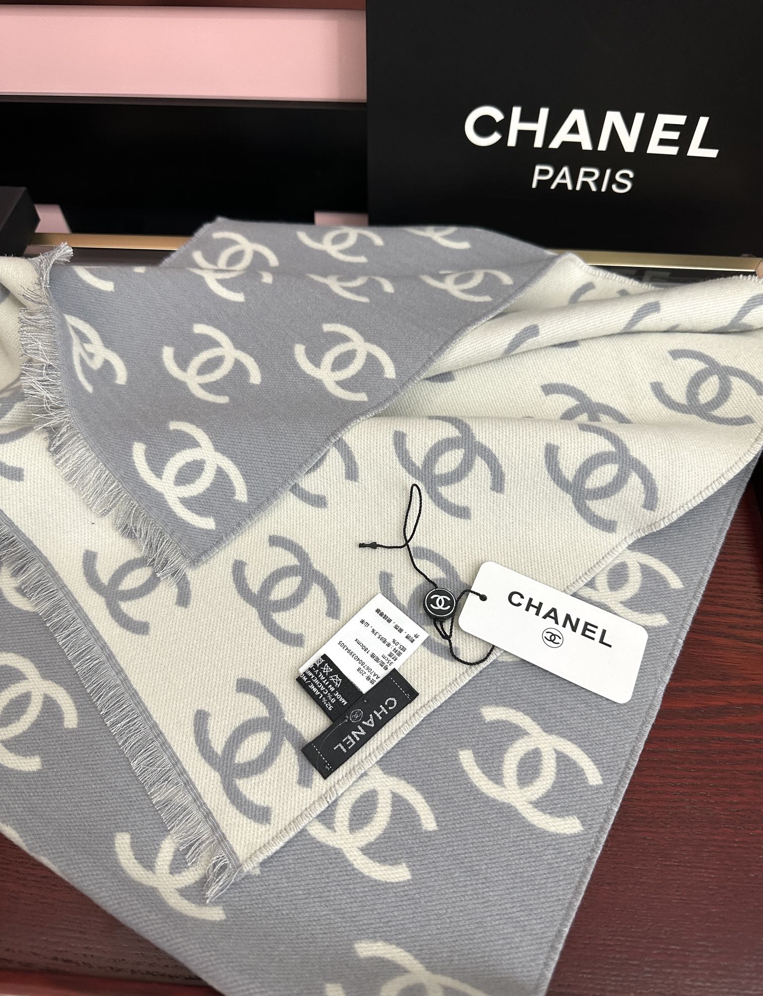 高品质 好质量。香奈儿 新黑色系色调真的无敌经典了[庆祝]不是俗气的漂白[得意]就本色调，带点米的高级配