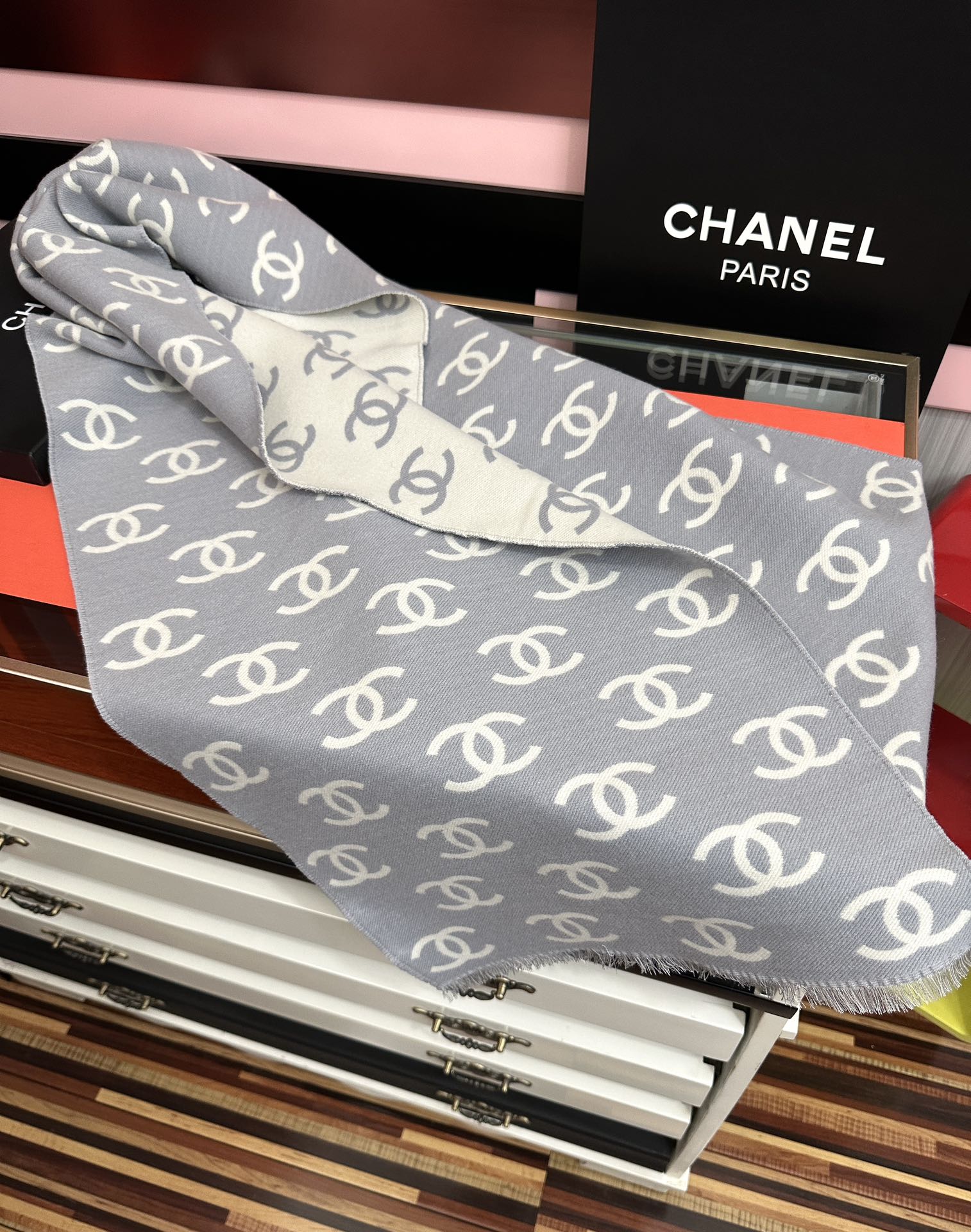 高品质 好质量。香奈儿 新黑色系色调真的无敌经典了[庆祝]不是俗气的漂白[得意]就本色调，带点米的高级配