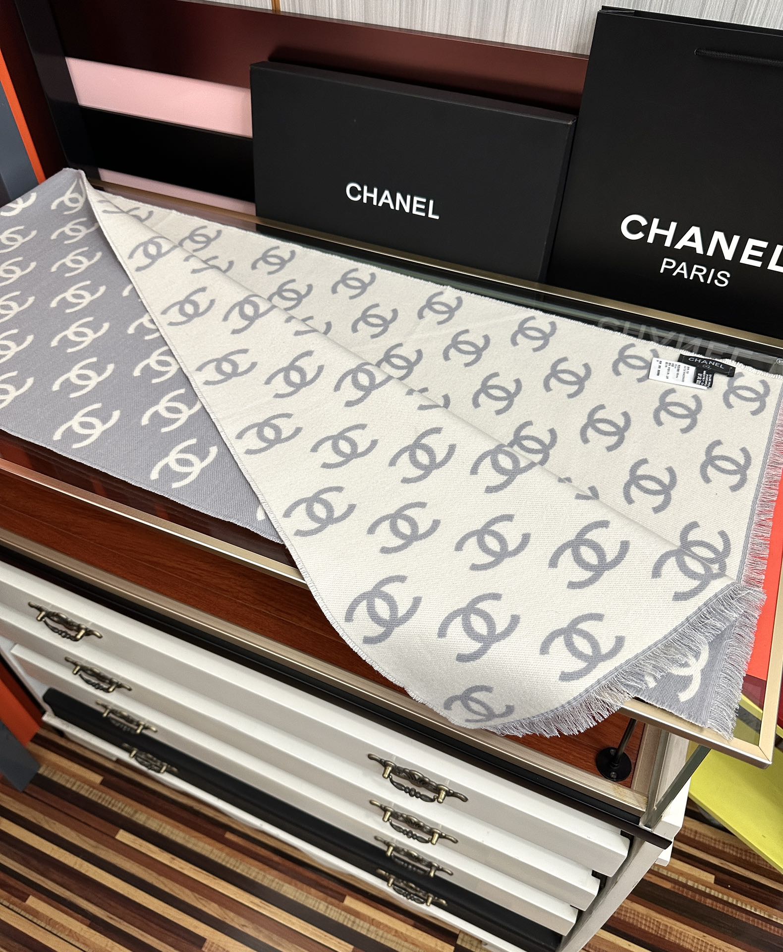 高品质 好质量。香奈儿 新黑色系色调真的无敌经典了[庆祝]不是俗气的漂白[得意]就本色调，带点米的高级配