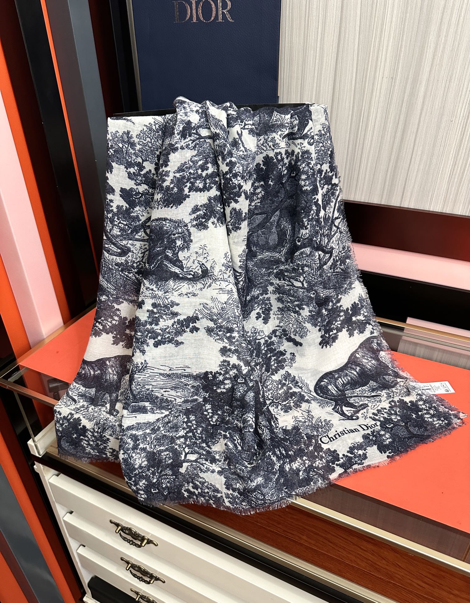 迪奥。2010最新款伊如动物丛林丝羊绒围巾长款披肩[嘴唇]太有品味了质感有腔调[强]D招牌的动物元素高端