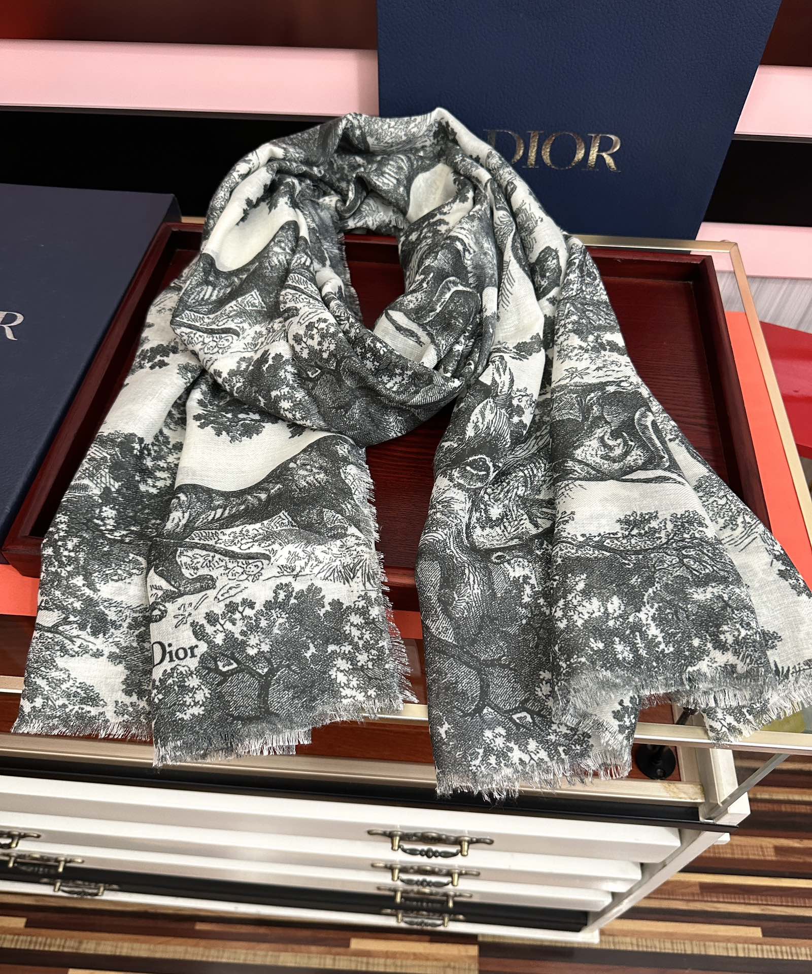 迪奥。2010最新款伊如动物丛林丝羊绒围巾长款披肩[嘴唇]太有品味了质感有腔调[强]D招牌的动物元素高端