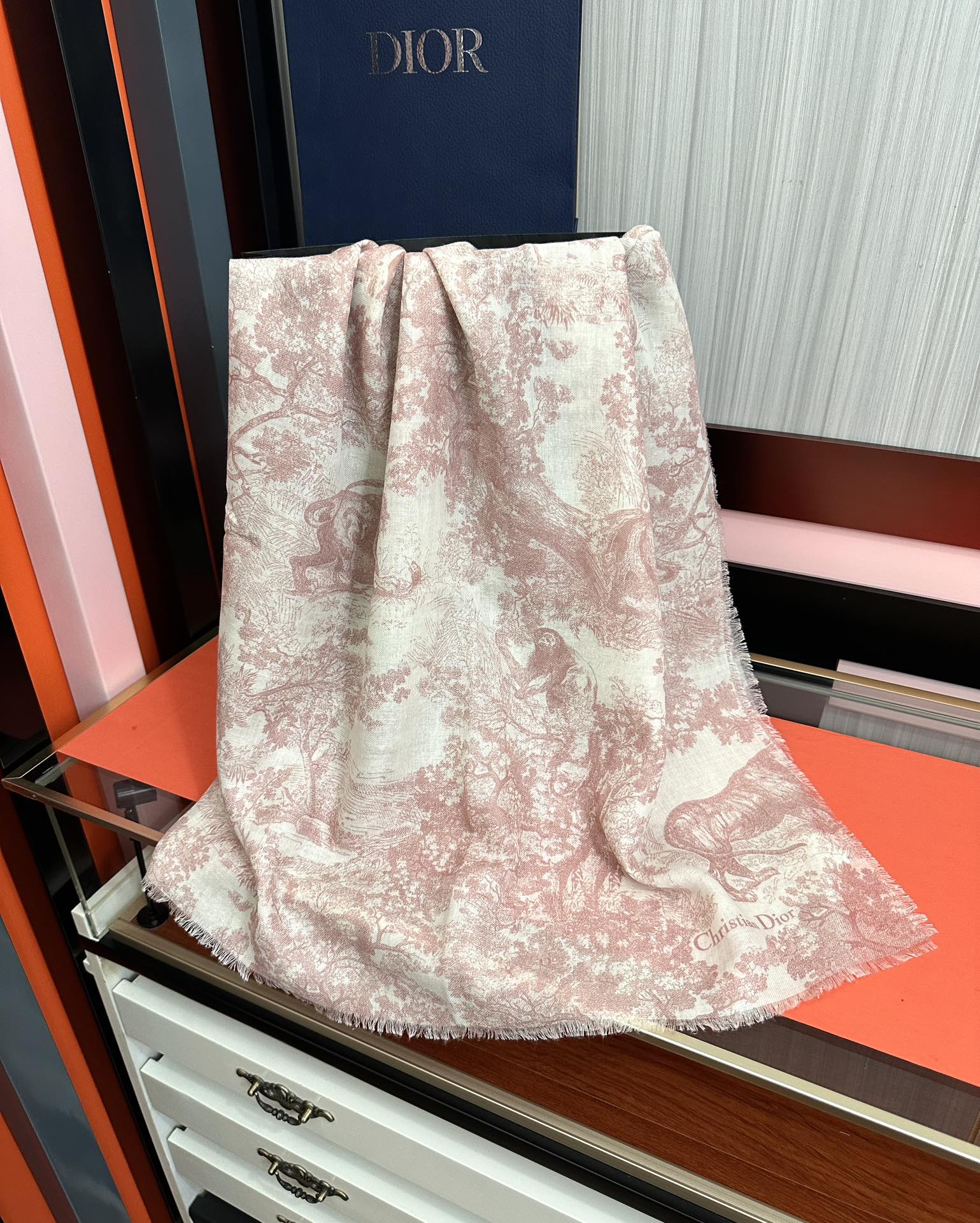 迪奥。2010最新款伊如动物丛林丝羊绒围巾长款披肩[嘴唇]太有品味了质感有腔调[强]D招牌的动物元素高端