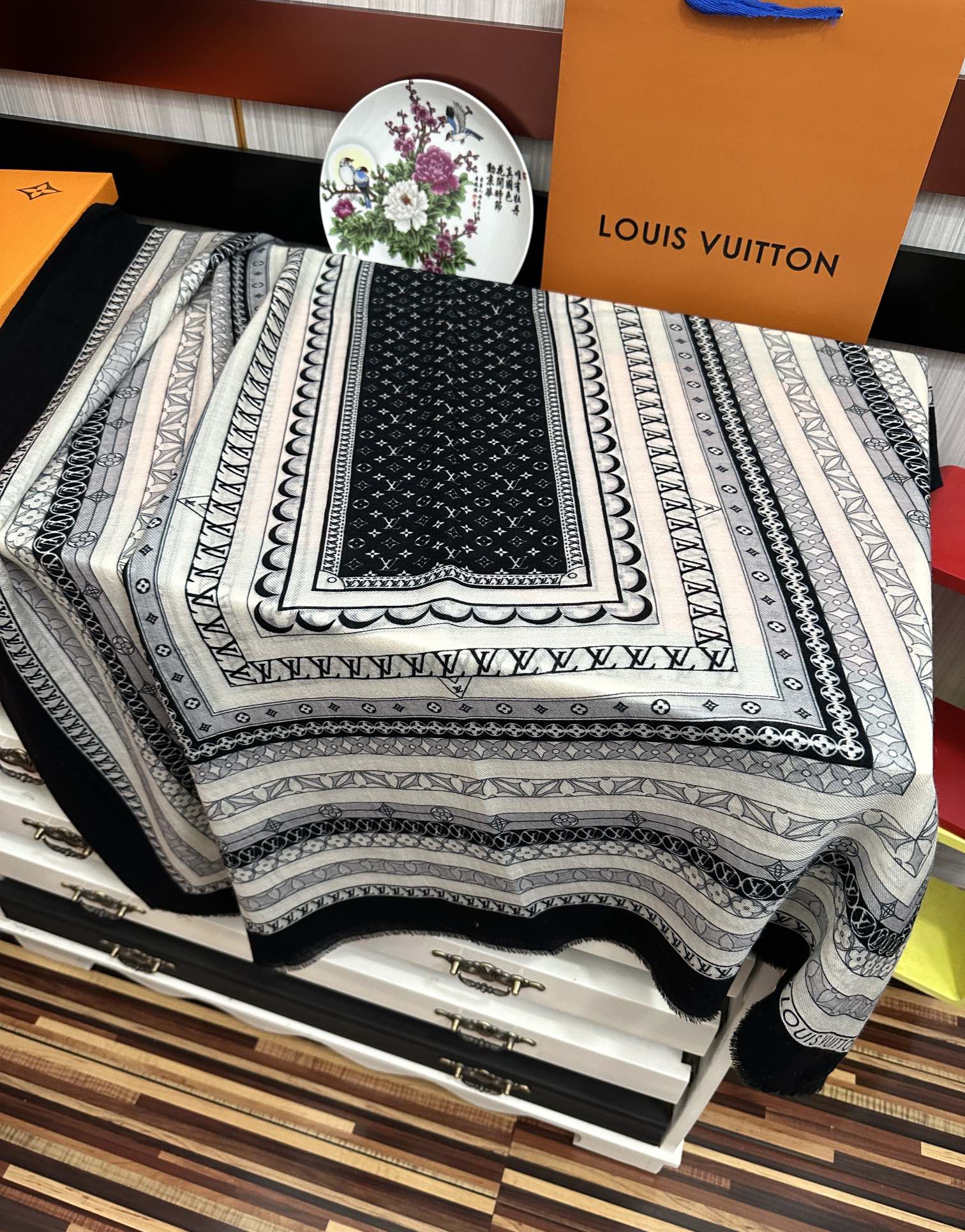 上新LV家2025最新款‼️顶级设计太美了，真心赞👍【双面300支戒指绒长巾】😘💍实物真心美 🎀披肩配以