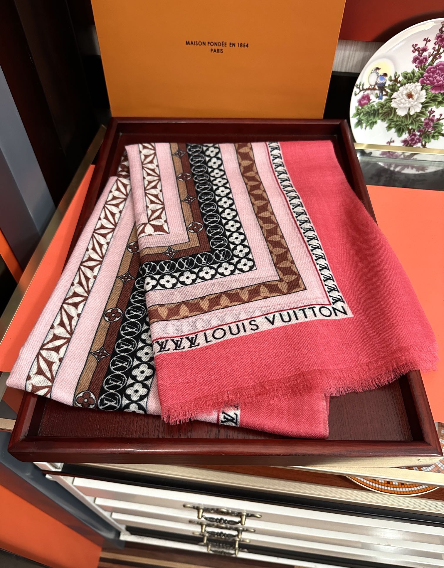 上新LV家2025最新款‼️顶级设计太美了，真心赞👍【双面300支戒指绒长巾】😘💍实物真心美 🎀披肩配以