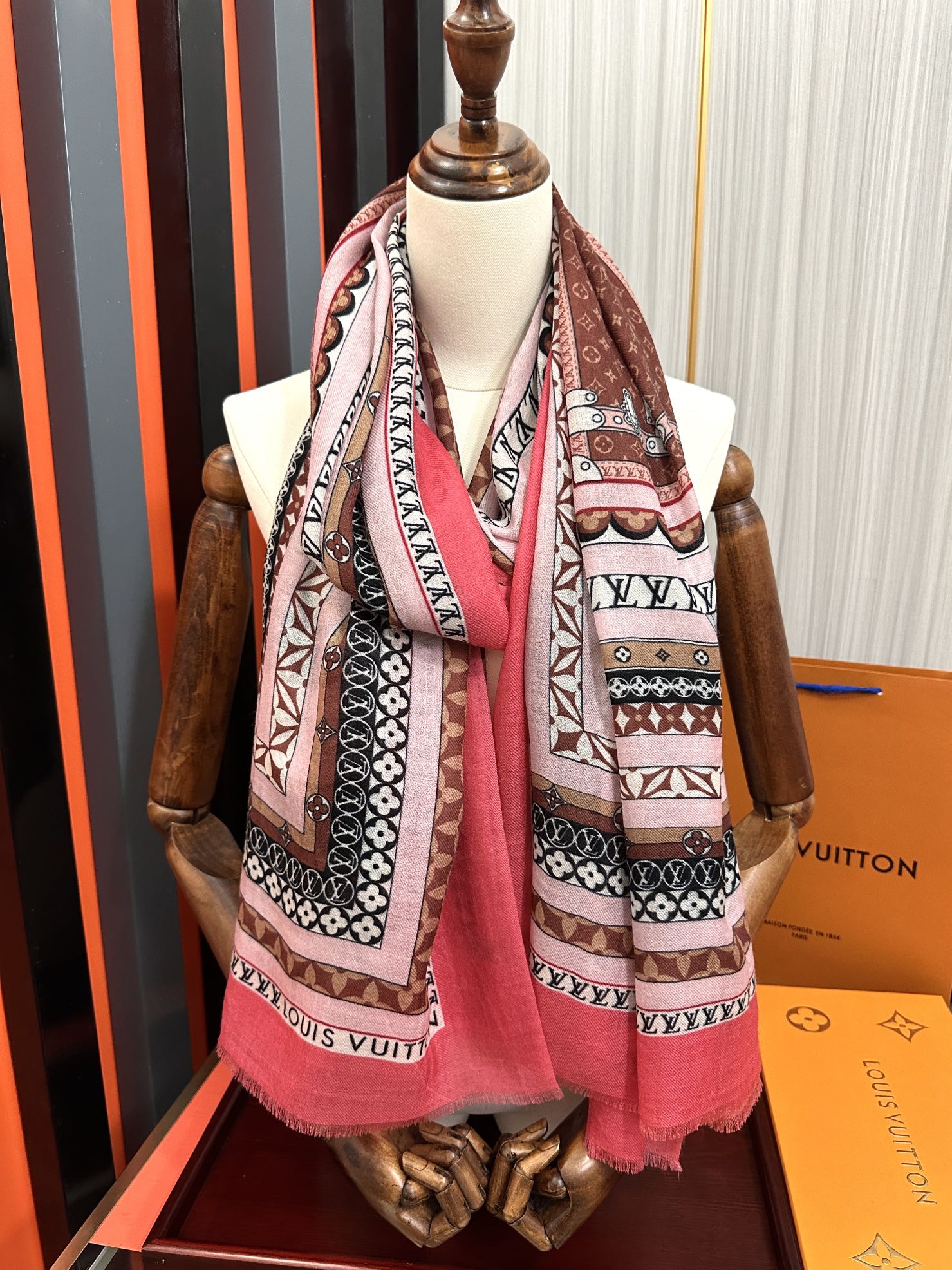 上新LV家2025最新款‼️顶级设计太美了，真心赞👍【双面300支戒指绒长巾】😘💍实物真心美 🎀披肩配以