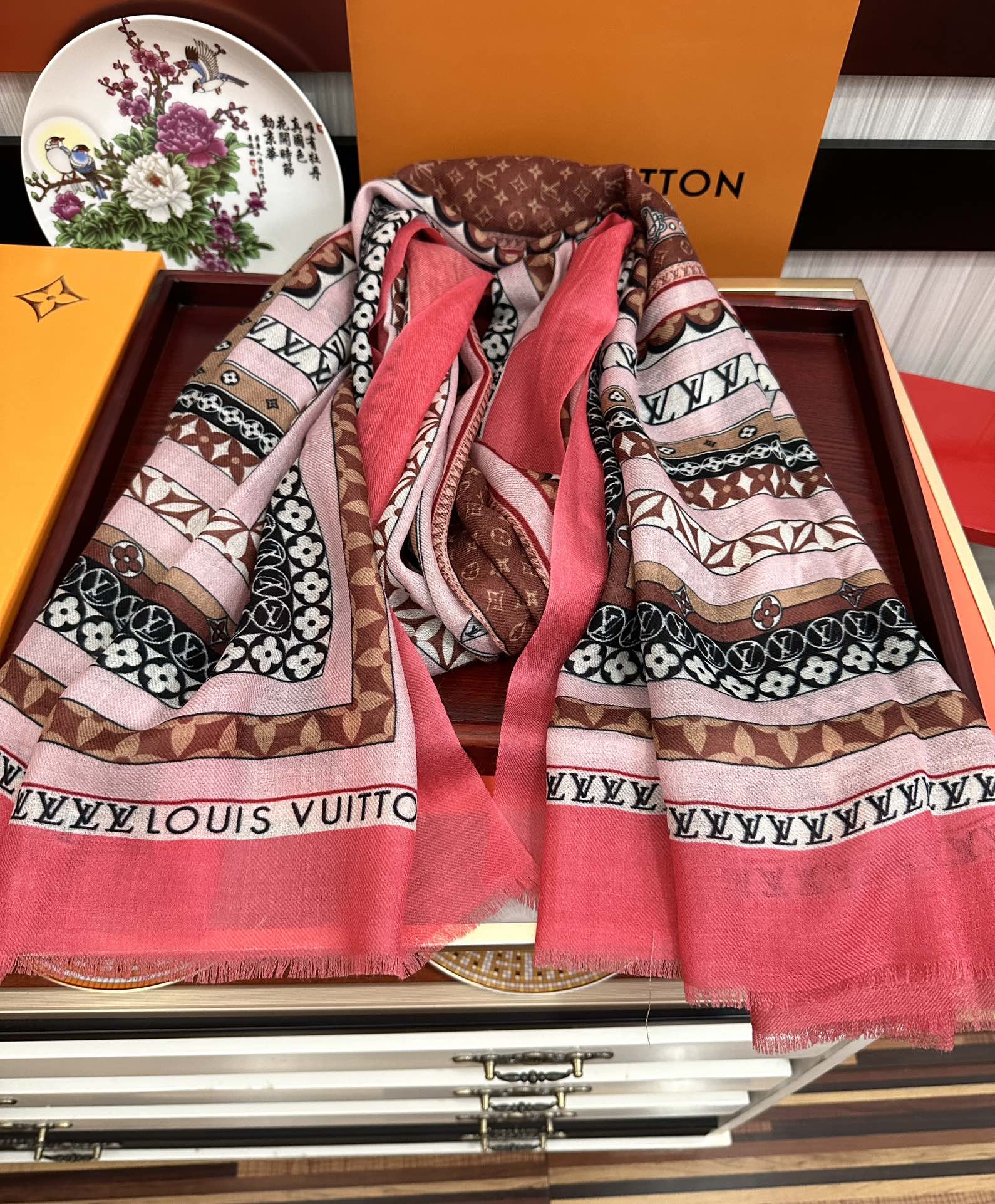 上新LV家2025最新款‼️顶级设计太美了，真心赞👍【双面300支戒指绒长巾】😘💍实物真心美 🎀披肩配以