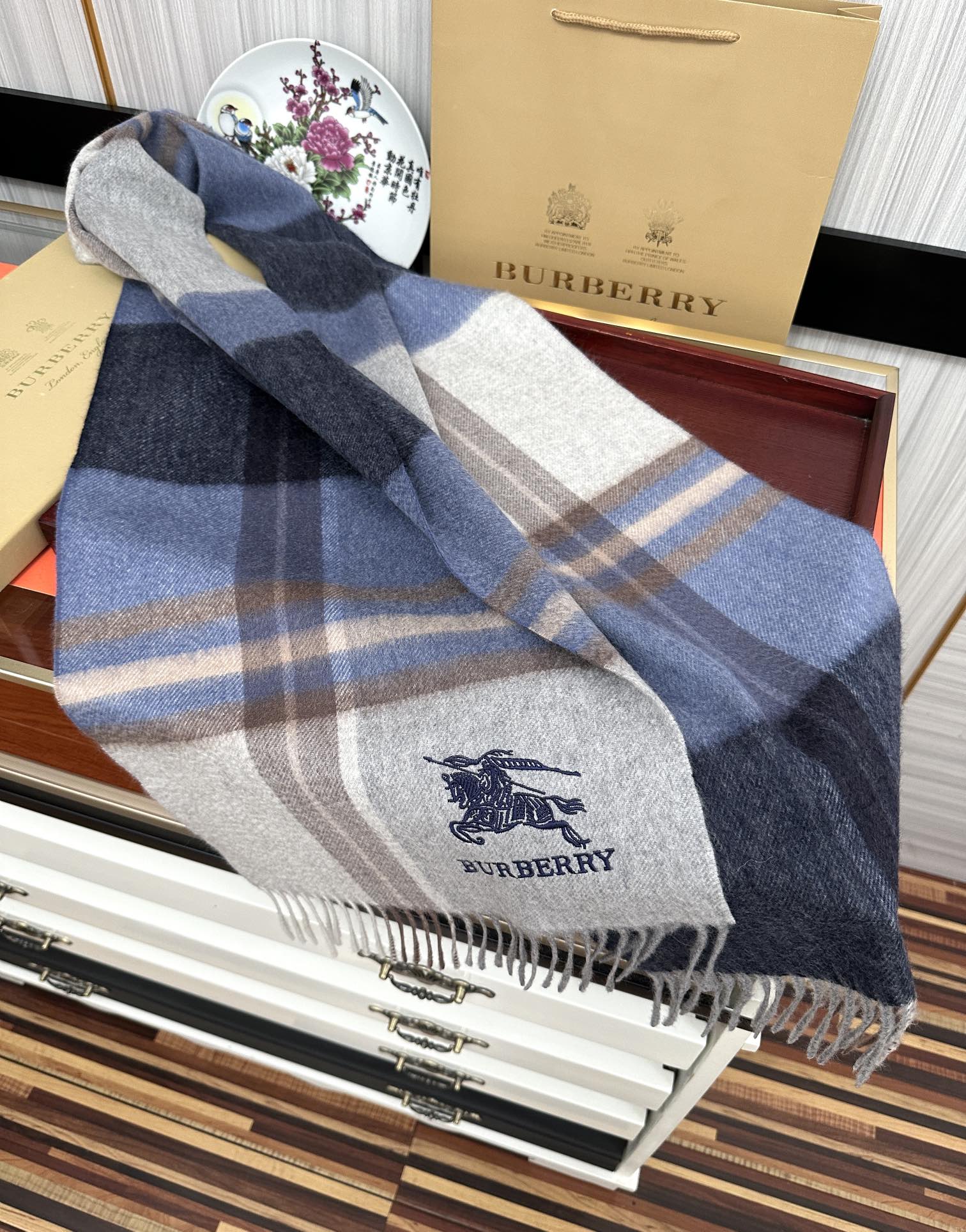 。85%山羊绒 2025巴宝莉采用内蒙古顶级山羊绒，最新款男女通用情侣款👫重磅推荐💥 经典的格子，永不过