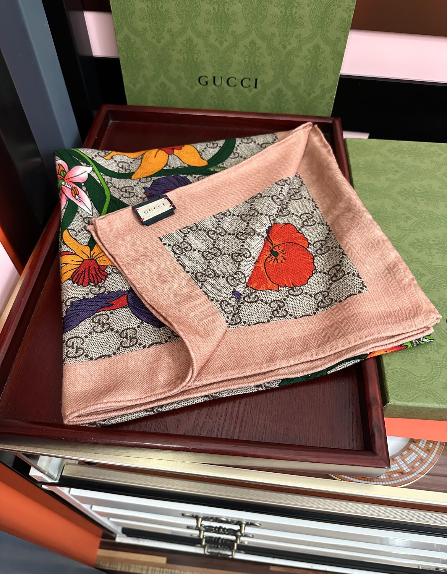 爆款。古奇 【GG图案花朵双面同色】永远流行[礼物]~新一季的面料超高级，真心超级柔软，丝丝顺滑[太阳]