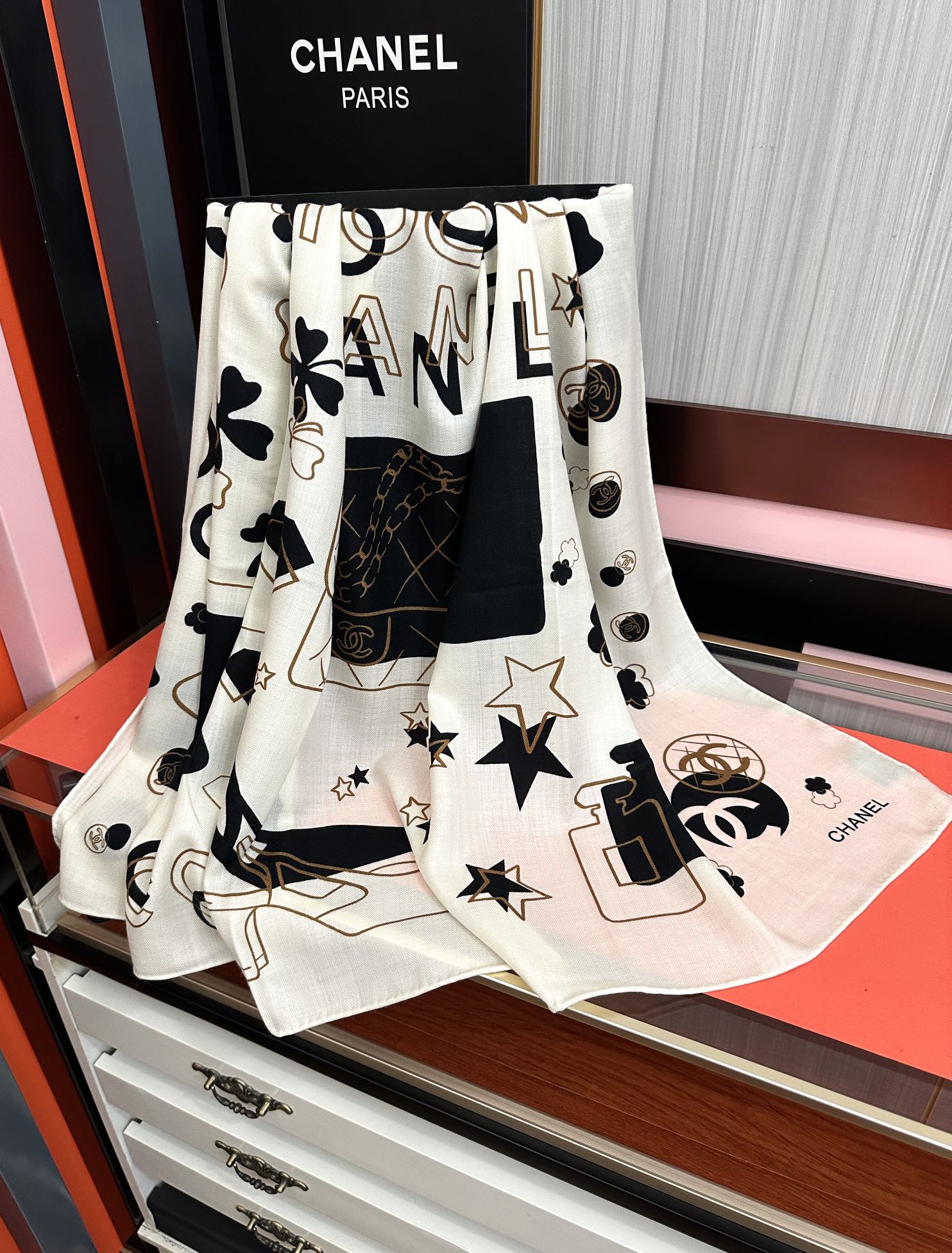 爆款❤️2025 香奈儿ZG同步 太美了 【双面同色】[發]经典茶花帽子🎩设计优雅风[礼物]~气质到骨子