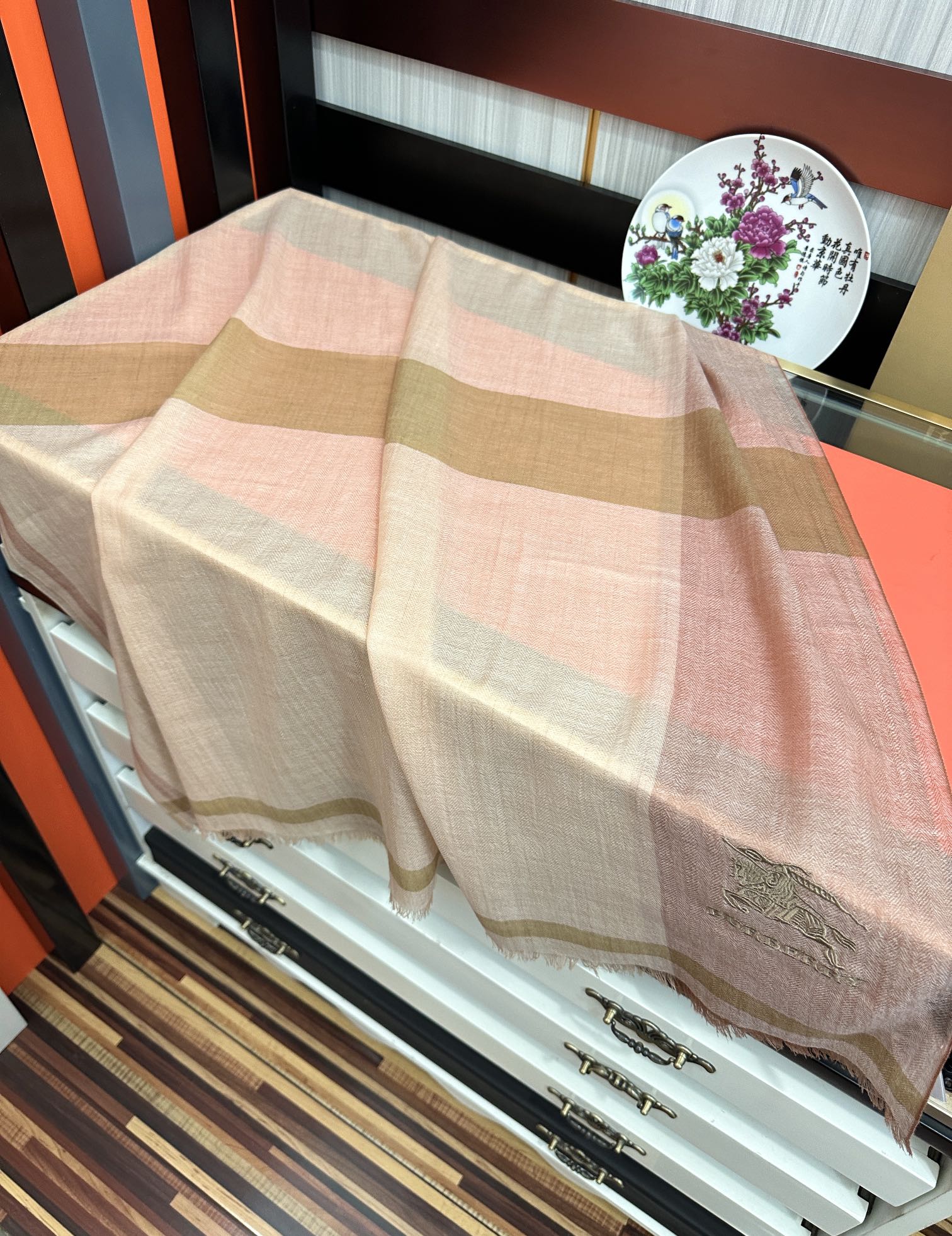 上新。2010 巴宝莉👍重磅推荐🎀太美了👓火爆N年的格子，人人都喜欢💕时潮人都有好几条巴家围巾放在衣橱，