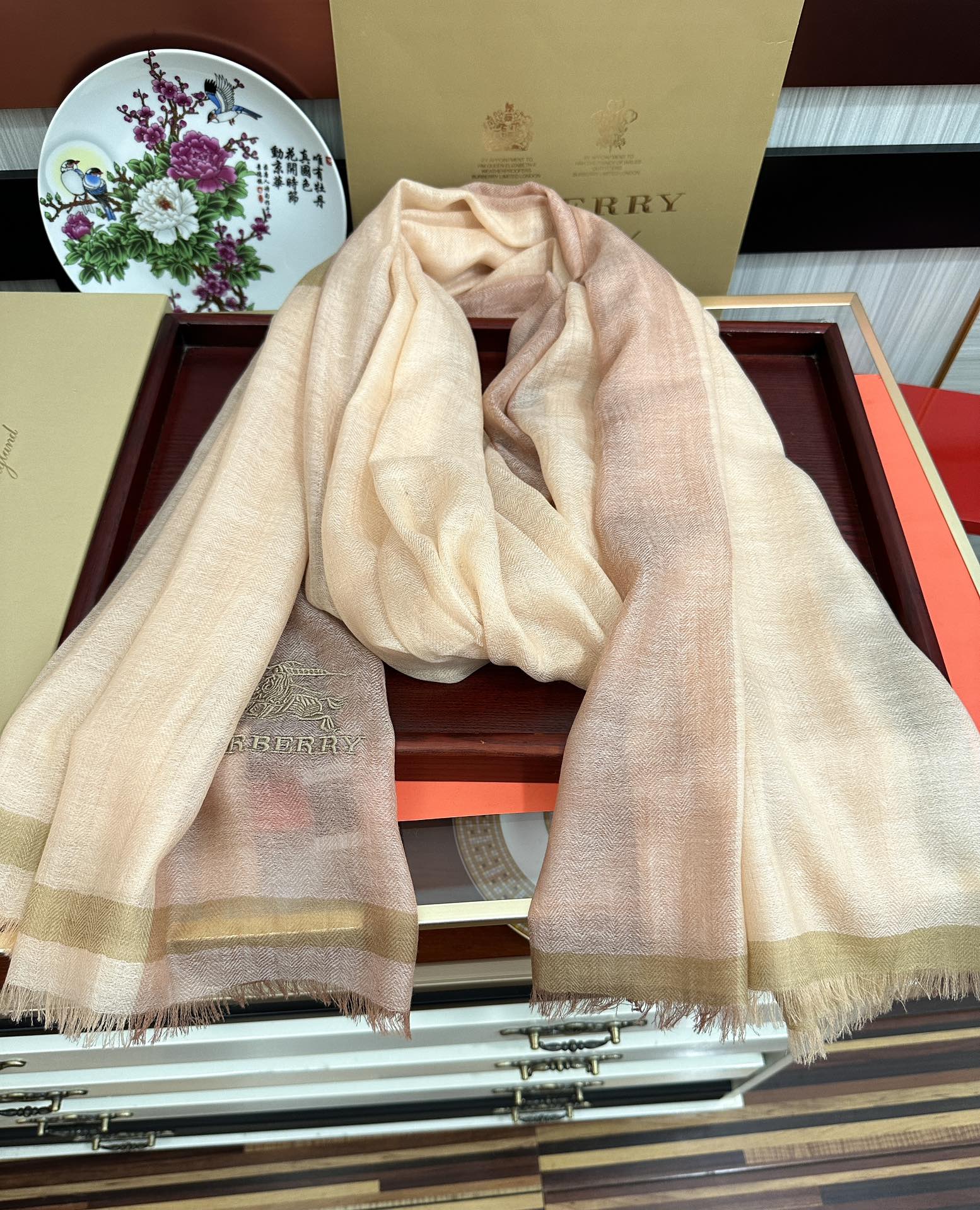 上新。2010 巴宝莉👍重磅推荐🎀太美了👓火爆N年的格子，人人都喜欢💕时潮人都有好几条巴家围巾放在衣橱，