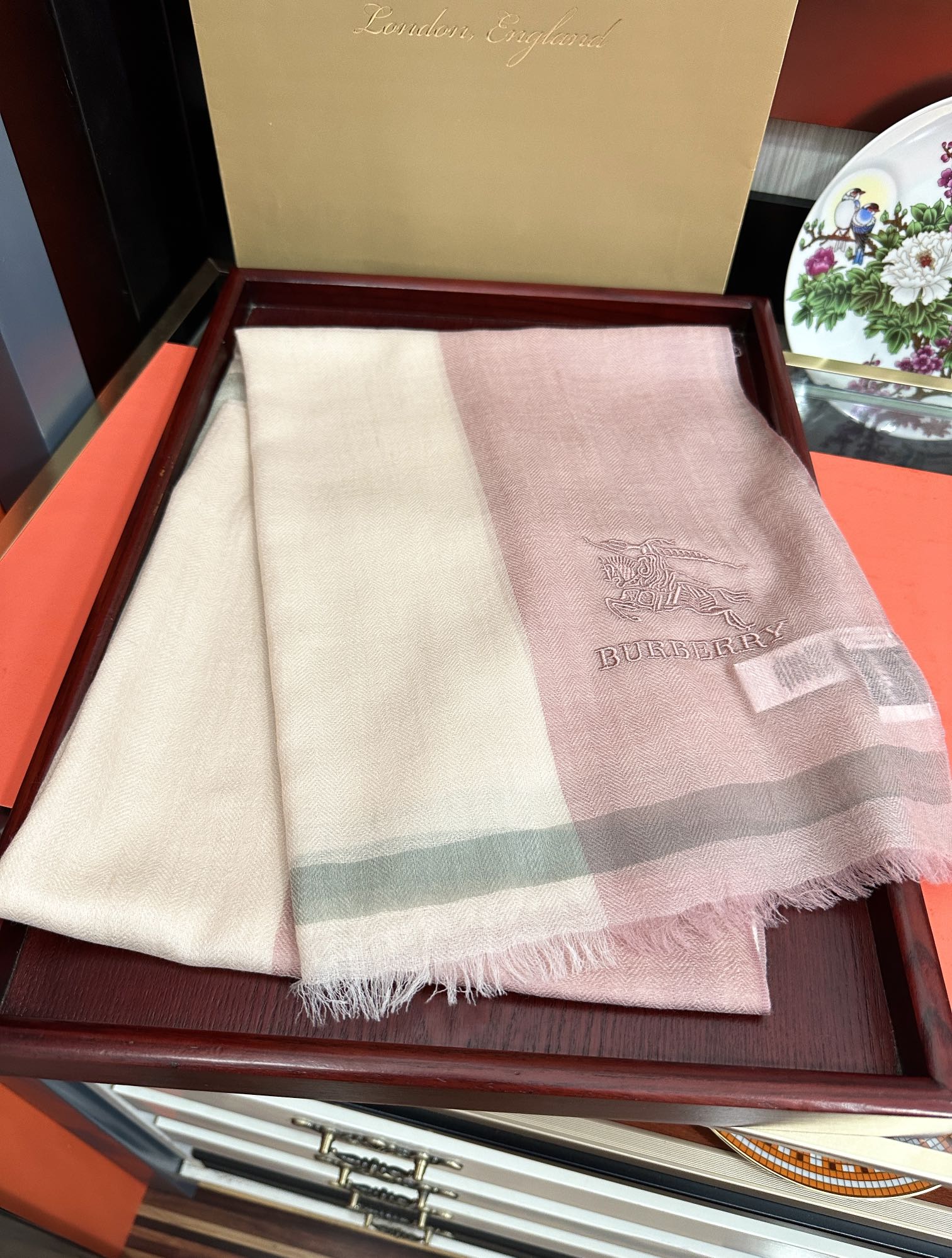 上新。2010 巴宝莉👍重磅推荐🎀太美了👓火爆N年的格子，人人都喜欢💕时潮人都有好几条巴家围巾放在衣橱，