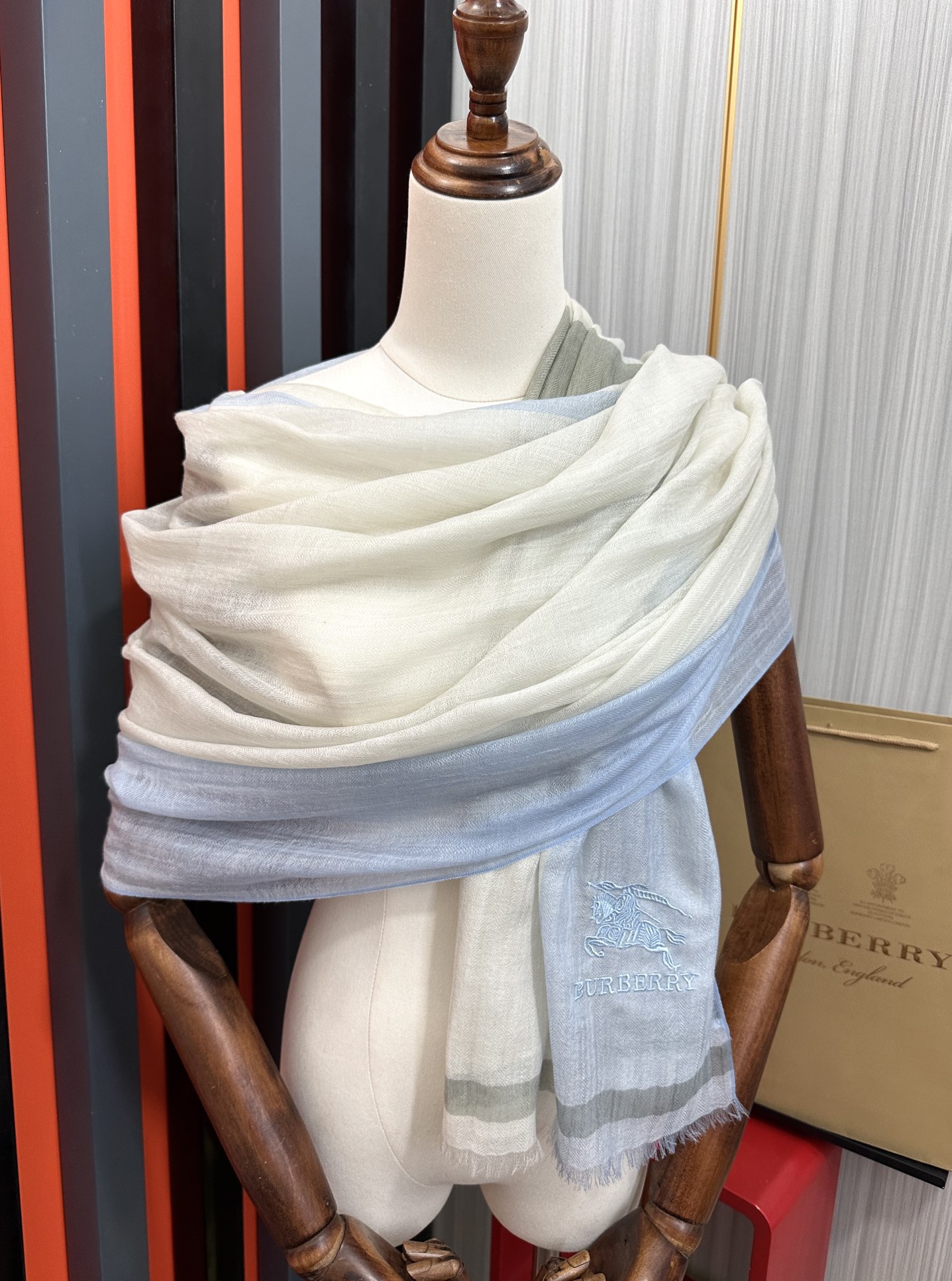 上新。2010 巴宝莉👍重磅推荐🎀太美了👓火爆N年的格子，人人都喜欢💕时潮人都有好几条巴家围巾放在衣橱，